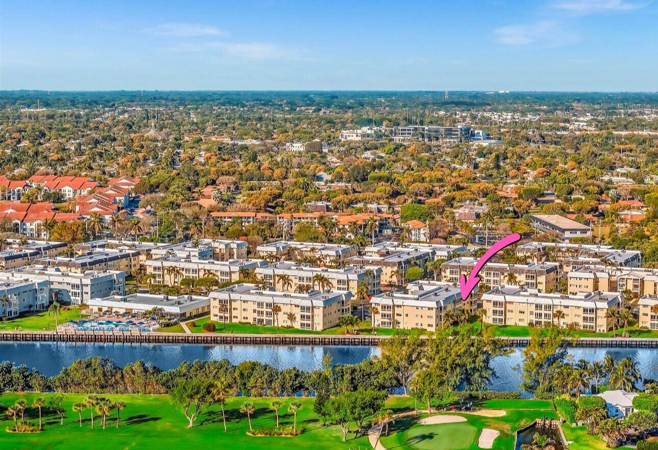 Live Your Florida Dream in the Stunning Colonial Club !