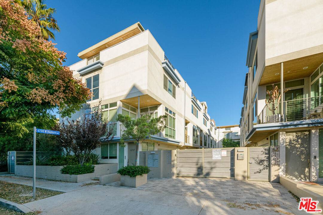 6733 W Hepburn Way 3BR Hancock Park La