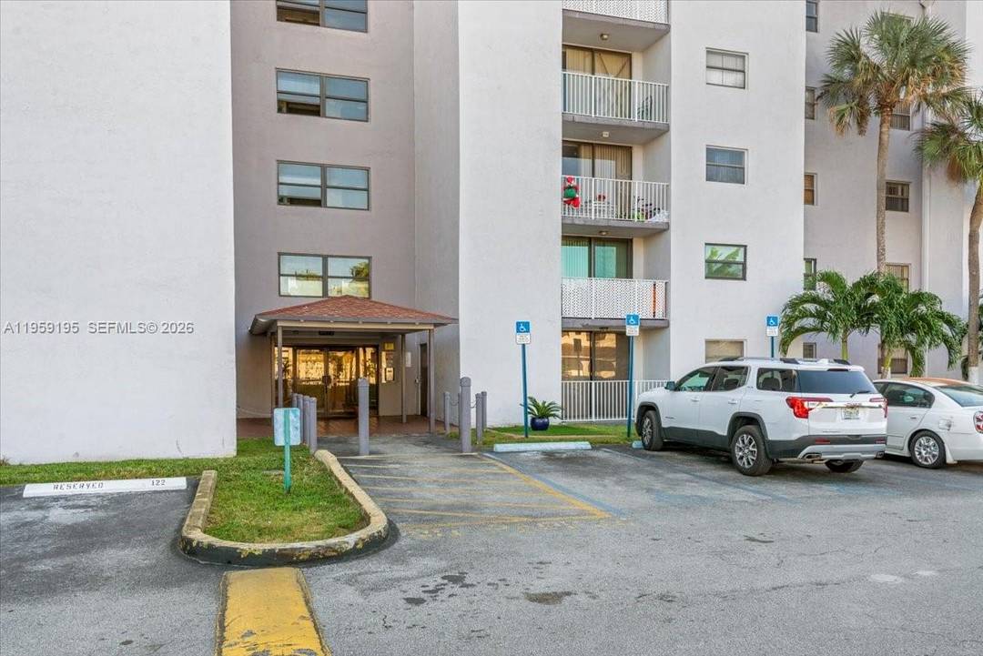 Great opportunity to own a 2 2 condo in Fontainebleau Gardens, features a modern kitchen with S.