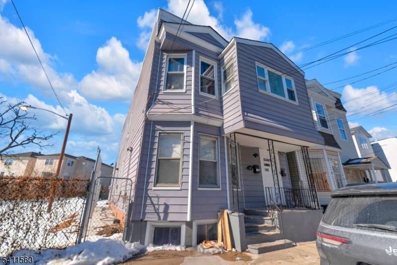 Spacious Two Unit Multifamily Property in Newark !