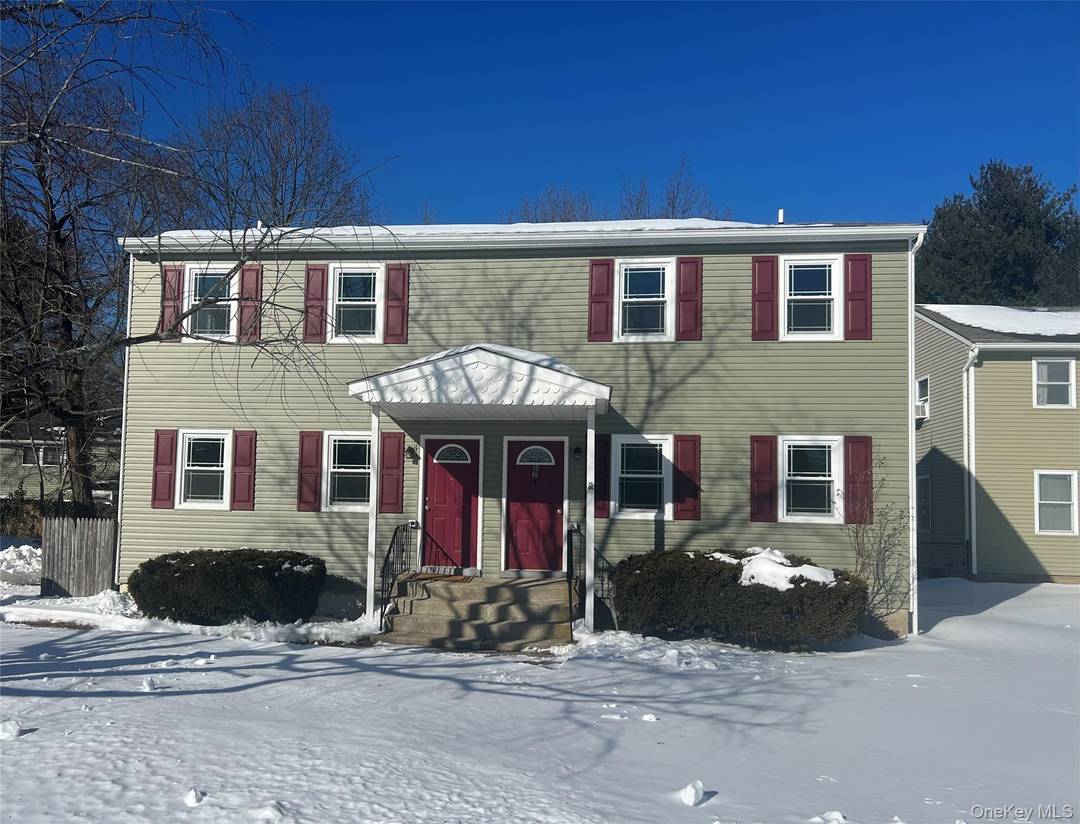 Spacious 3 Bedroom Duplex in Prime Commuter Location This well maintained 3 bedroom, 1.