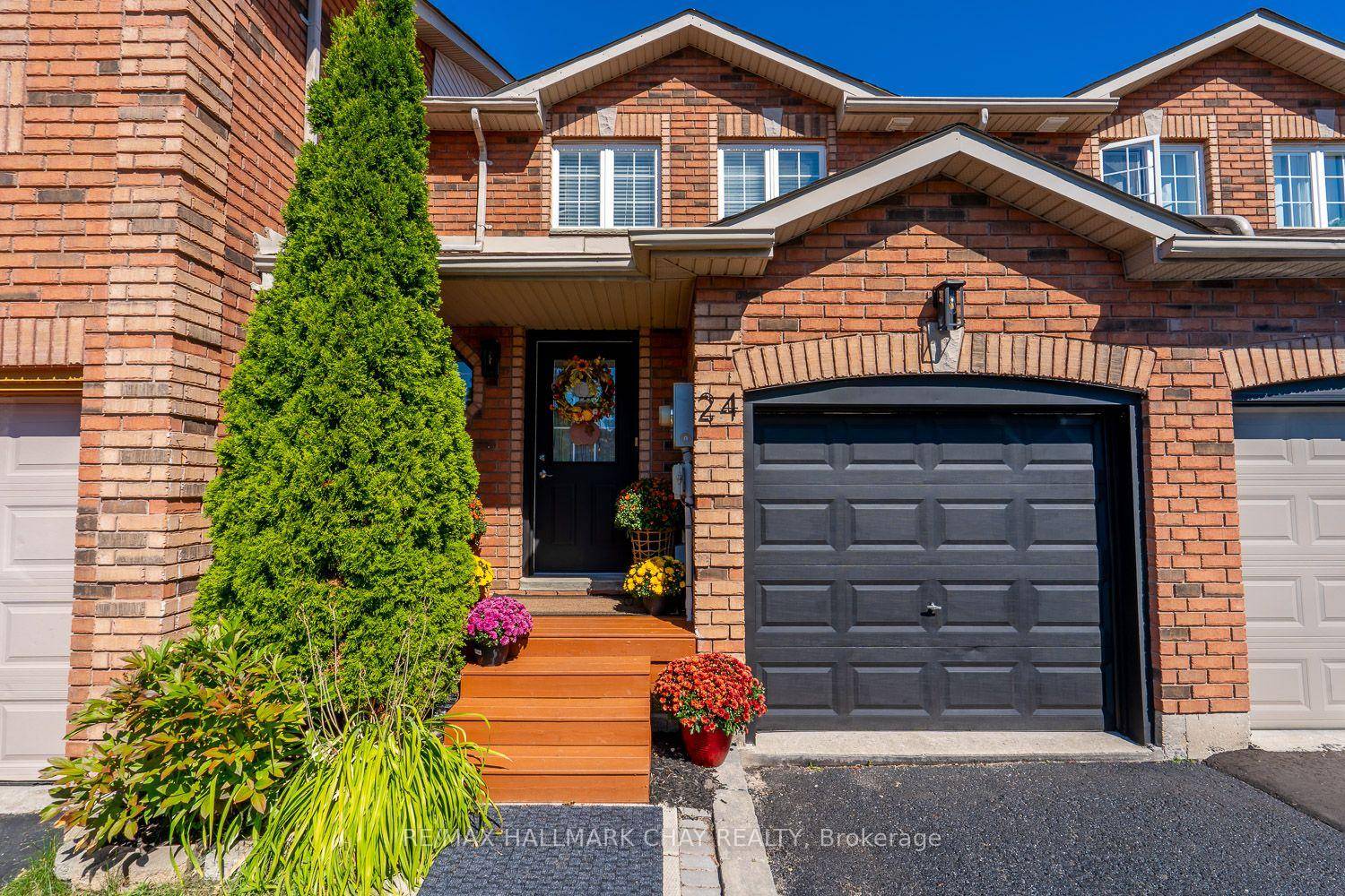 ALL BRICK, 3 BDRM, FREEHOLD TOWNHOUSE IN DESIRABLE SW BARRIE LOCATION ON QUIET COURT WITH NO THRU TRAFFIC.