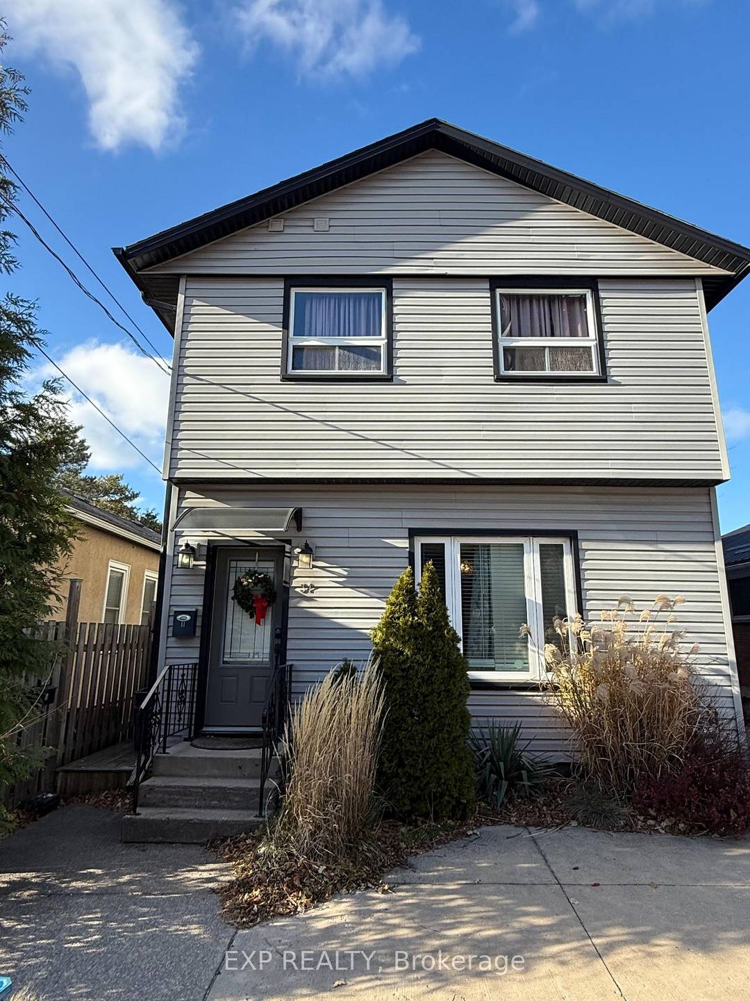 Renovated and fully furnished studio apartment offers premium, all inclusive living perfect for a single professional or student right in the heart of St.