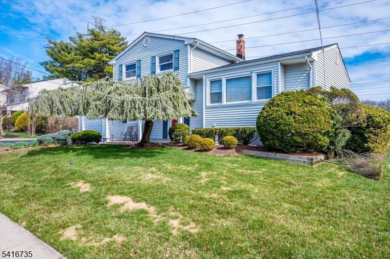 Welcome to this inviting 4 bedroom, 2 bath home located in one of Edison ?