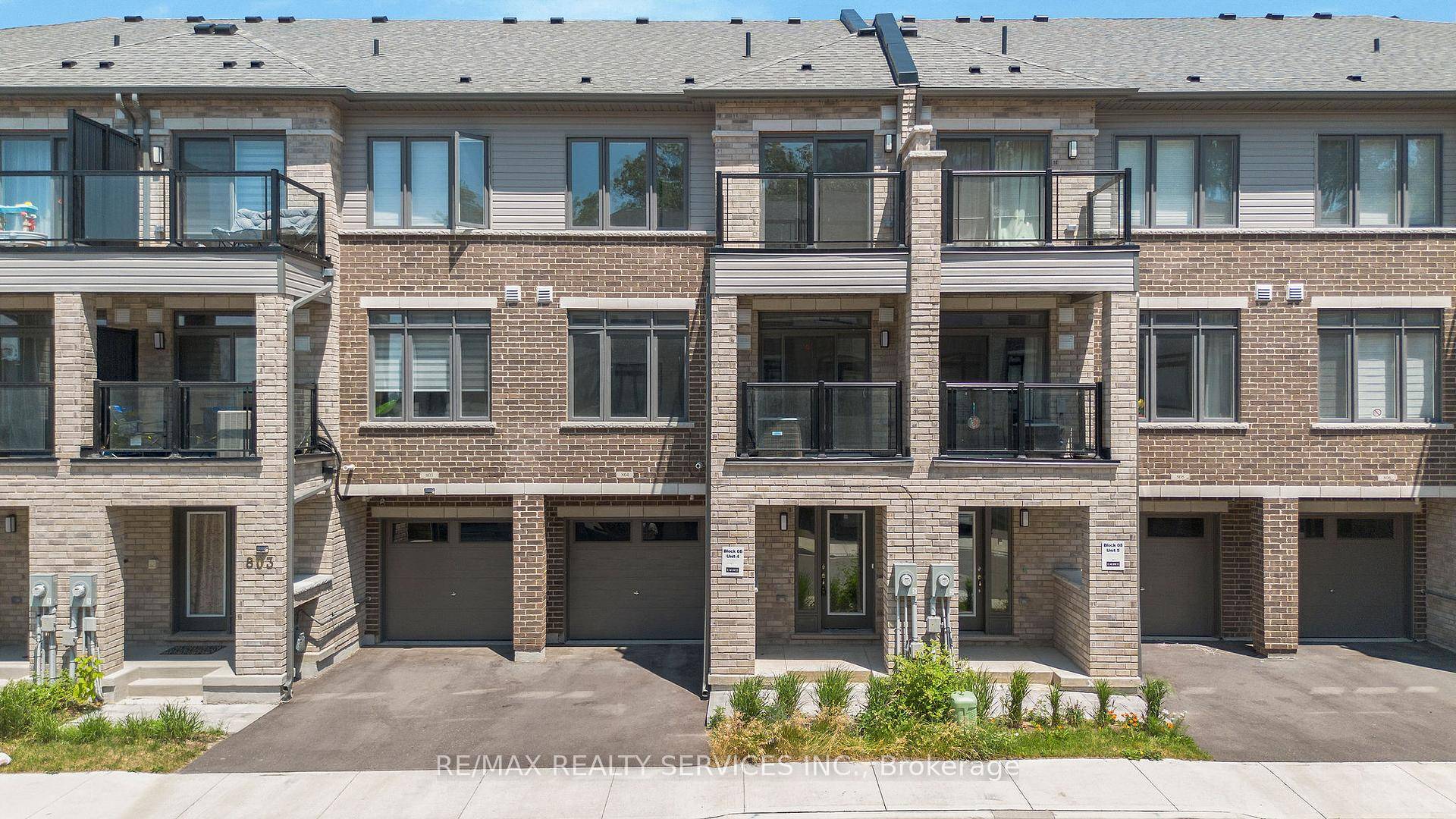 Cachet built 2 bed den 3 bath townhome located in the heart of Brantford.