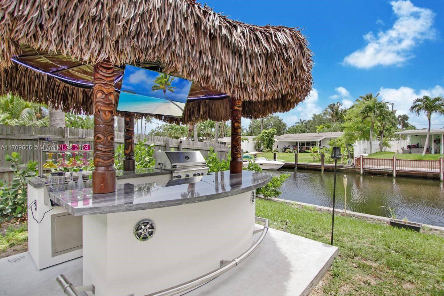 NEW PRICE ! Live where everyone vacations !