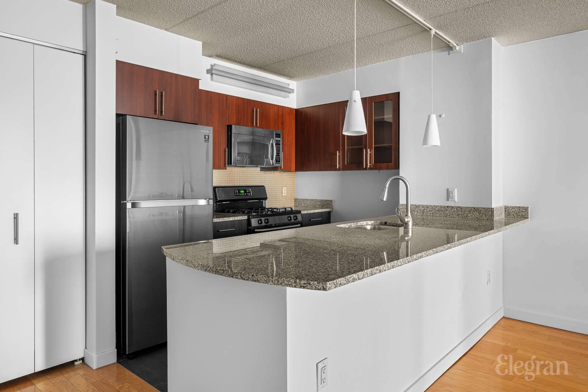 This modern and spacious 1 bedroom apartment, overlooking a gorgeous courtyard garden, is a serene and comfortable place to call home in the vibrant West Chelsea neighborhood.