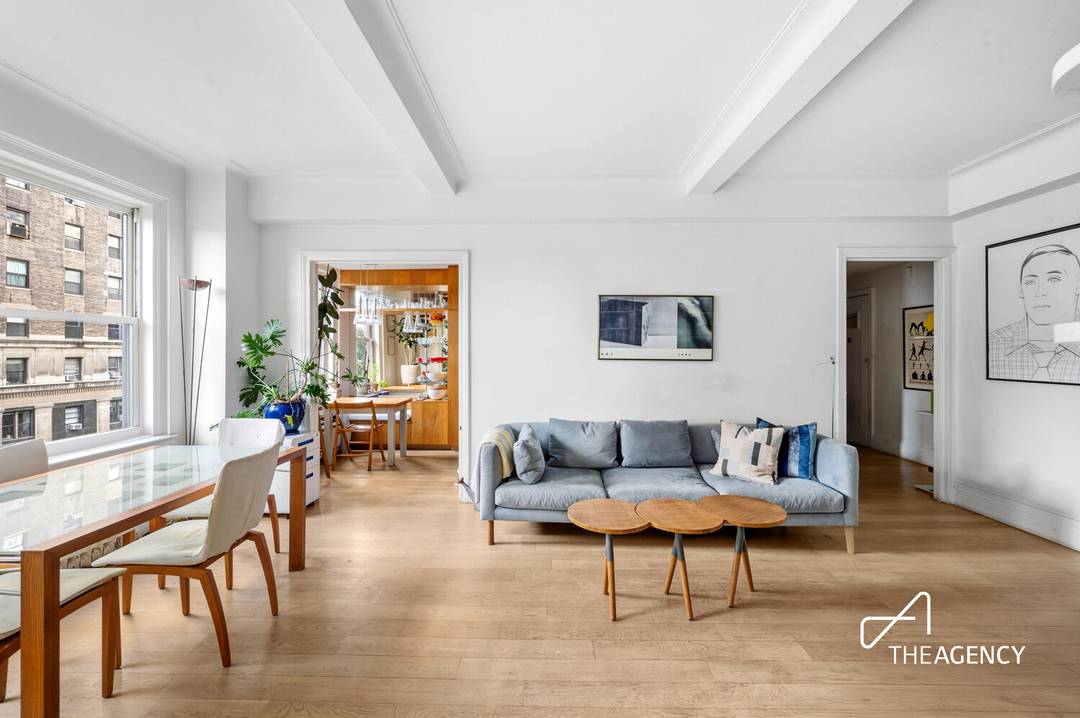 One of the first things you notice upon entering apartment 5F is the beauty of its light.