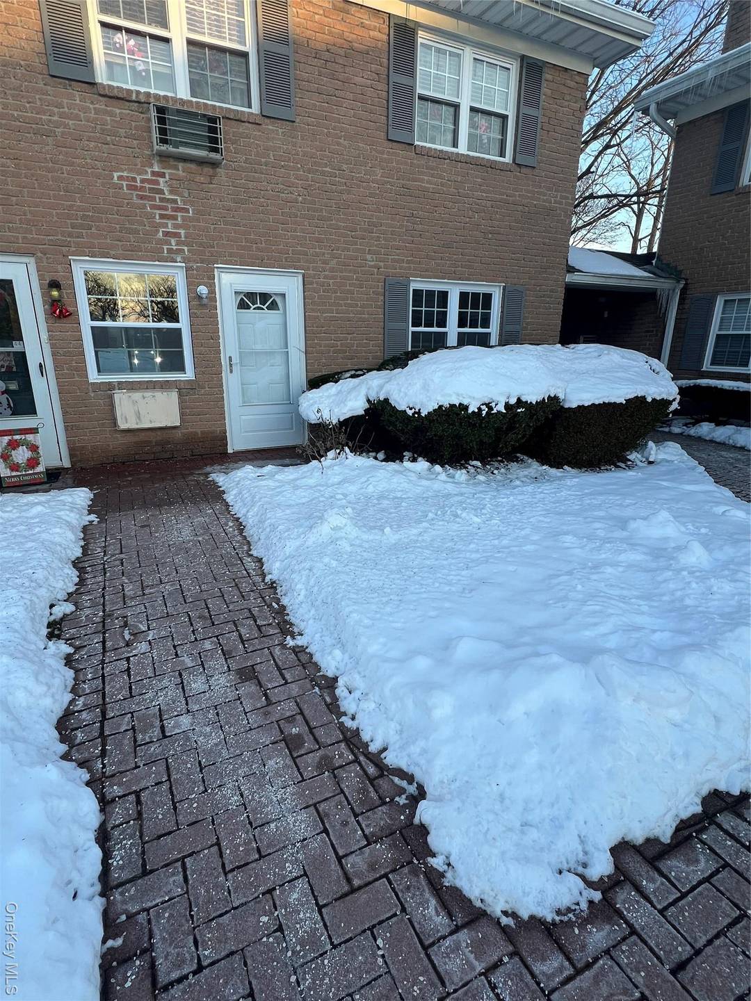 Diamond condition ground floor Condominium updated throughout, move right in and enjoy this beautiful property close to shopping, restaurants, transportation and the LIRR also the town of Babylon beaches and ...