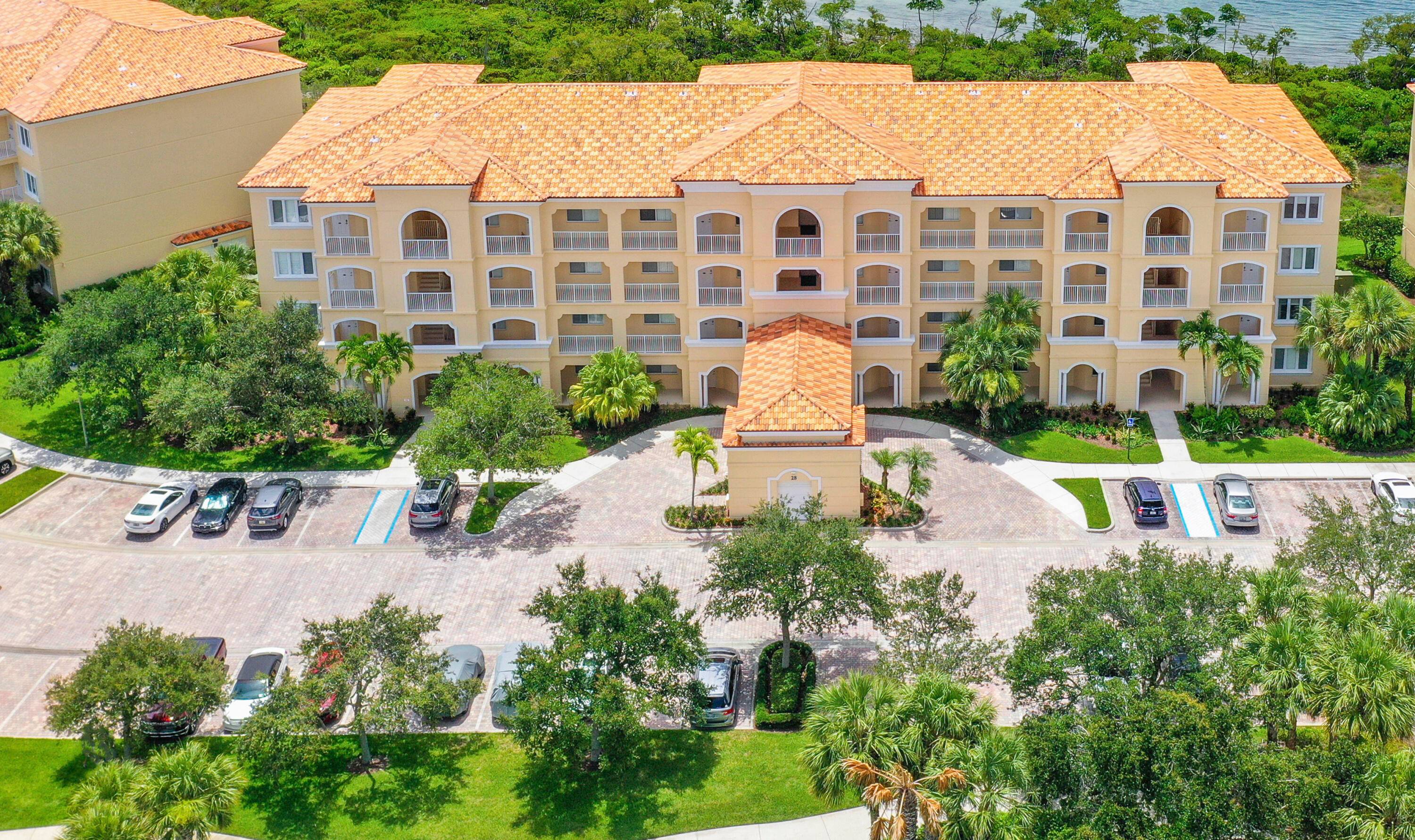 Welcome to Harbour Isle West, where coastal elegance meets modern convenience !