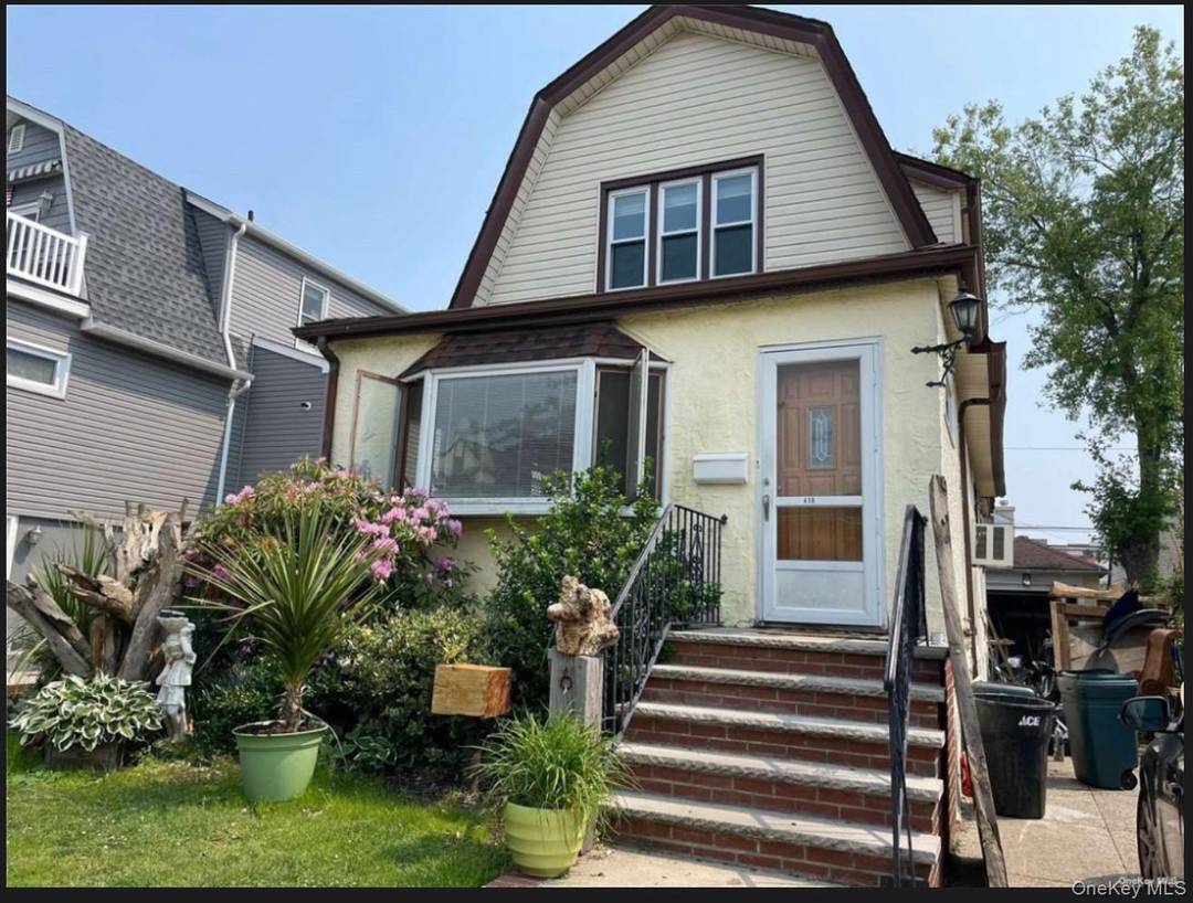 A must see Artistically updated 3 bedroom, 1 bathroom house for rent in the verify desirable Long Beach.