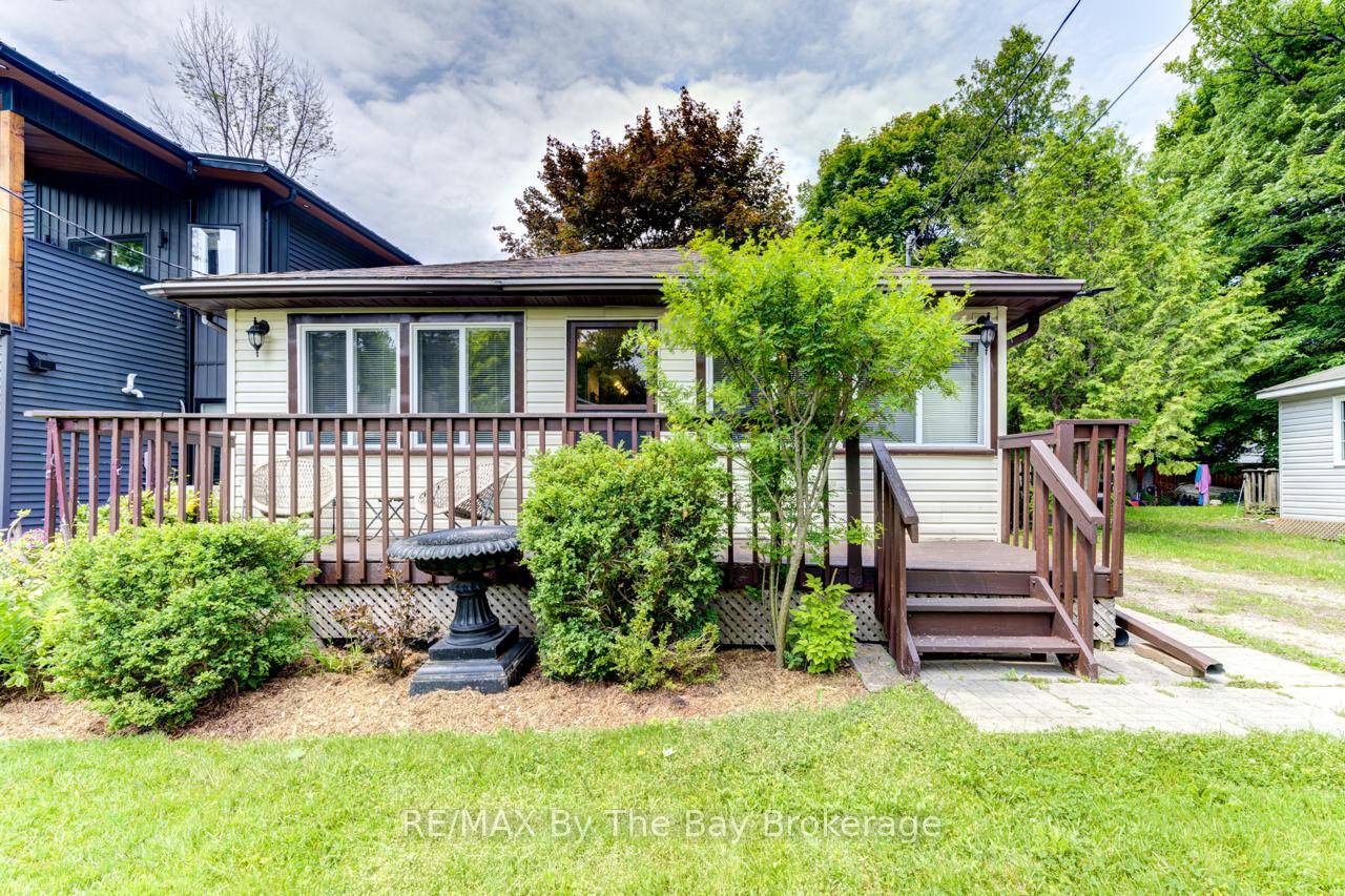 Charming 4 Season Cottage Just Steps to the Beach !