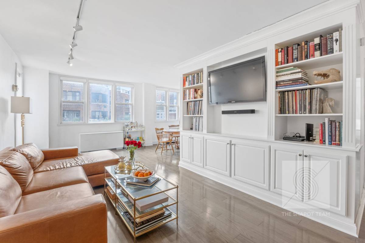 AN EMPIRE STATE OF MIND IN MURRAY HILL Sophisticated and upscale, Apartment 19B is a gracious residence that offers the perfect opportunity to enjoy your own slice of The Big ...