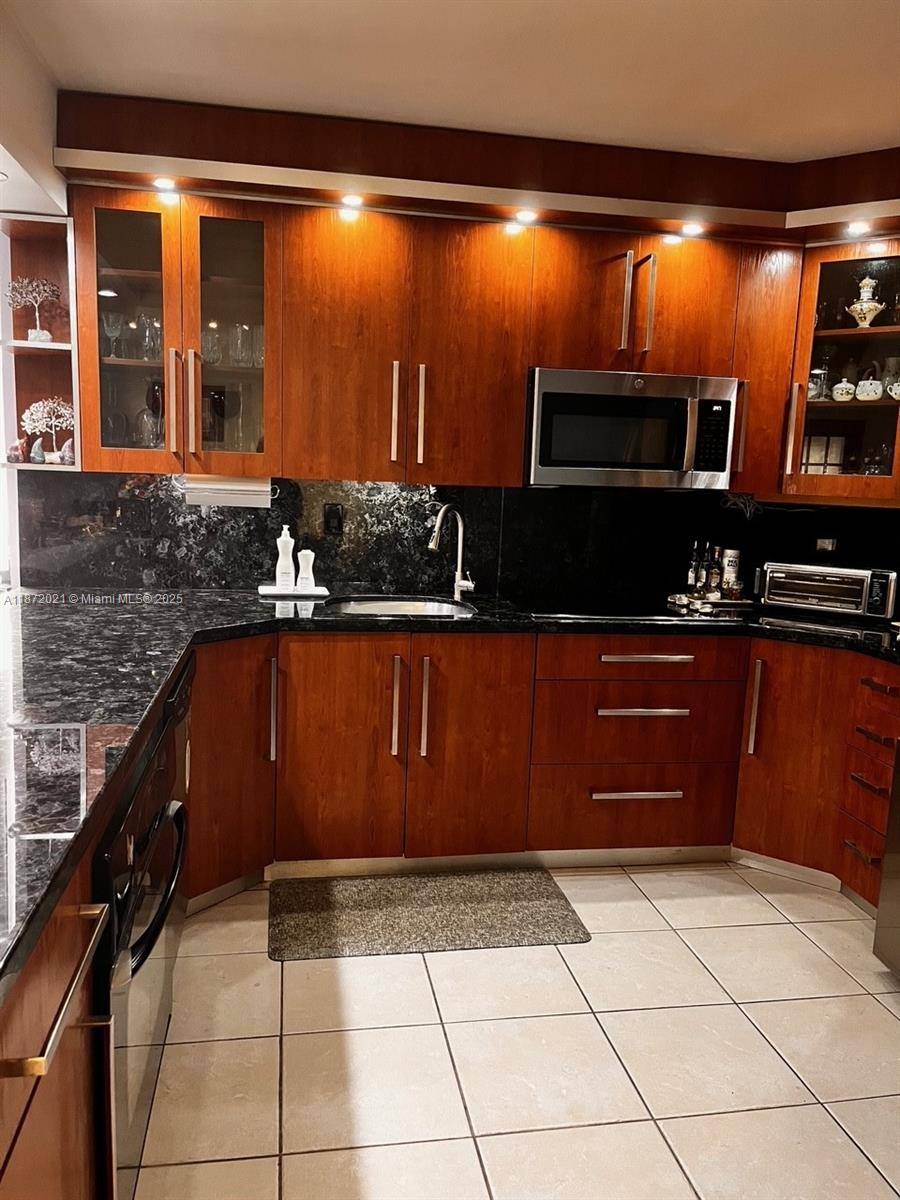 Aventura Townhouse. Seller will pay the 79K special assessment !