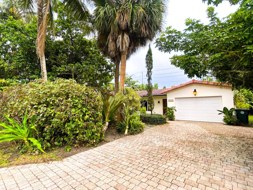 Discover this beautifully maintained home in Boca Raton featuring a spacious layout with ample natural light throughout.