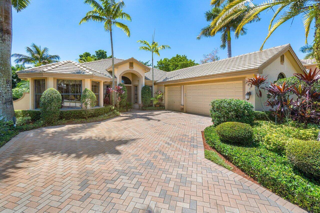 Welcome home ! This immaculate one story home, located in the desirable community of Versailles, greets you with 14 ft ceilings and windows that look out to your enchanting tropical ...
