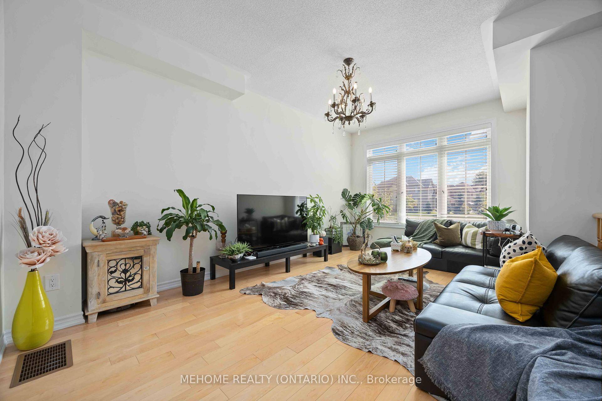 Welcome to the coziest freehold townhouse in Greensborough, Markham.