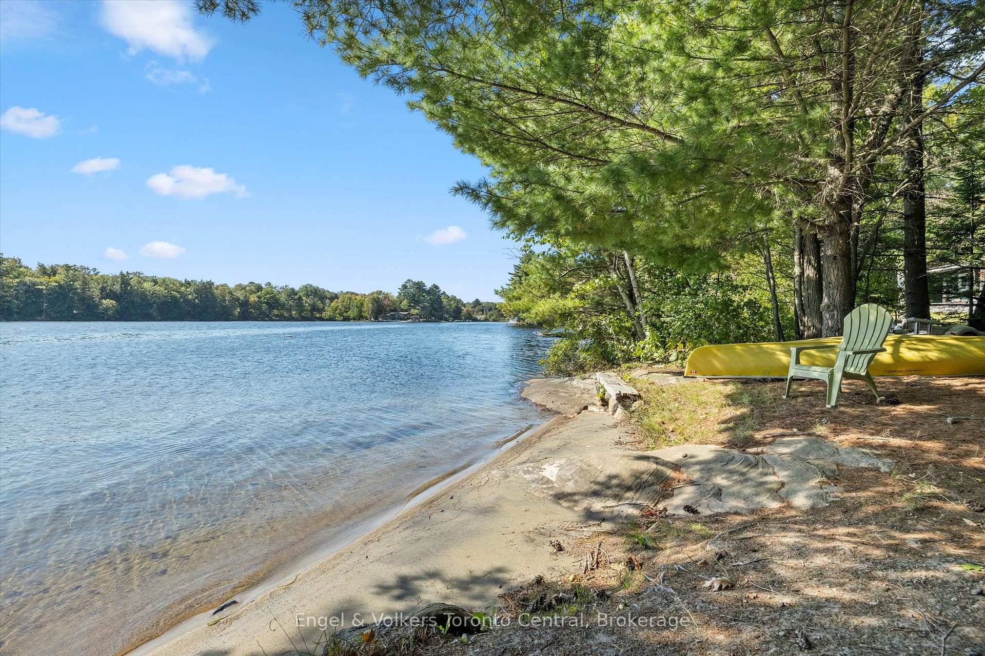Welcome to your perfect lakeside retreat !