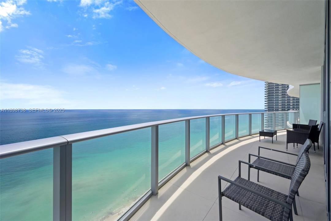 Best deal at Hyde ! Only ocean front line for a 2bed.