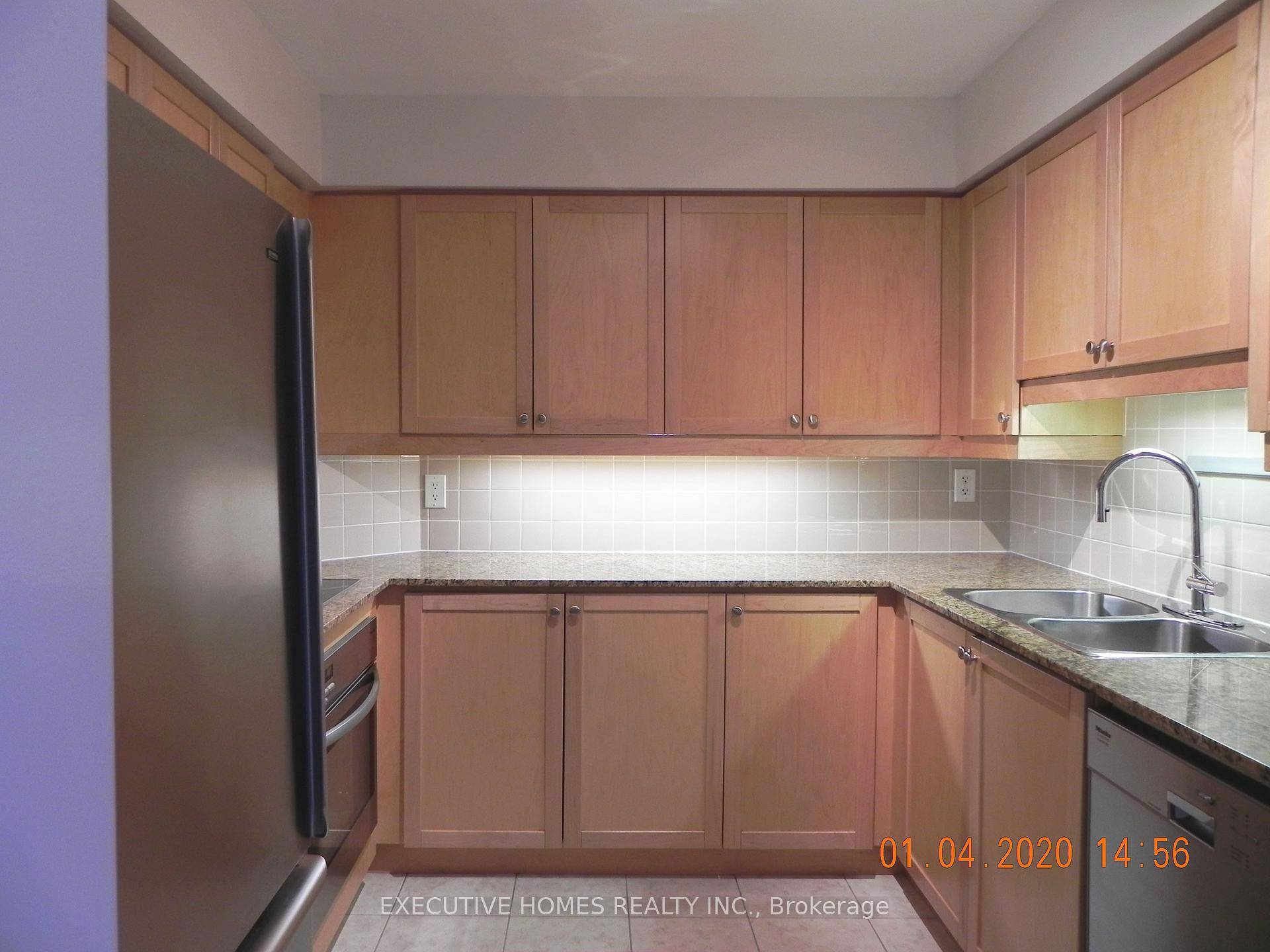 Great Opportunity To Live In This Luxurious Oakridge Heights Condo !