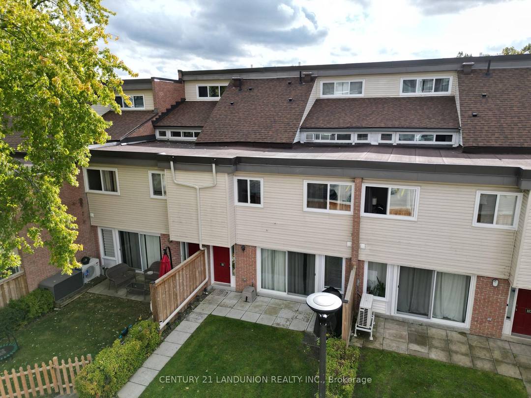 Beautifully Renovated Town home in Prime Aurora Location !