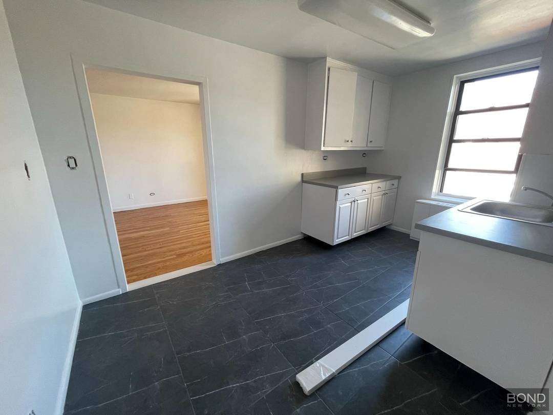 Massive One Bedroom Apartment All Utilities IncludedOversized layout with partial city viewsSeparate kitchen and large bedroomAll utilities included Central A CLaundry on siteElevator building for conveniencePrime location near N W ...