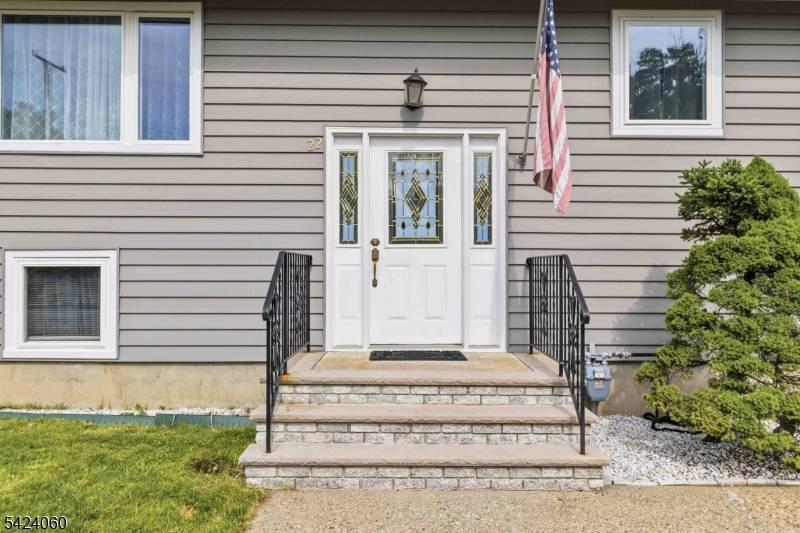 Well kept bi level home tucked away on a quiet cul de sac.