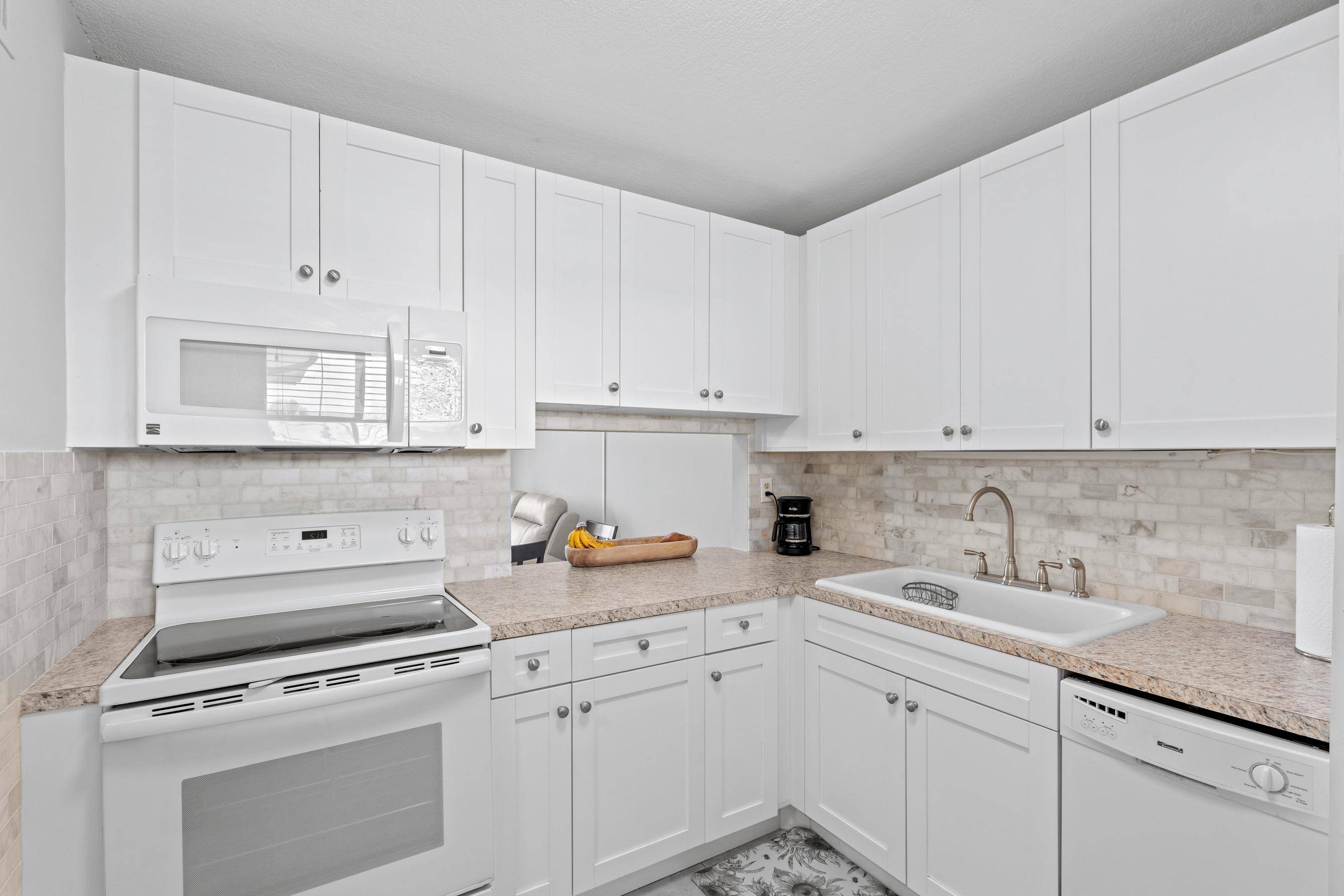 Beautifully updated 1 bed 1 bath unit located on the top floor.