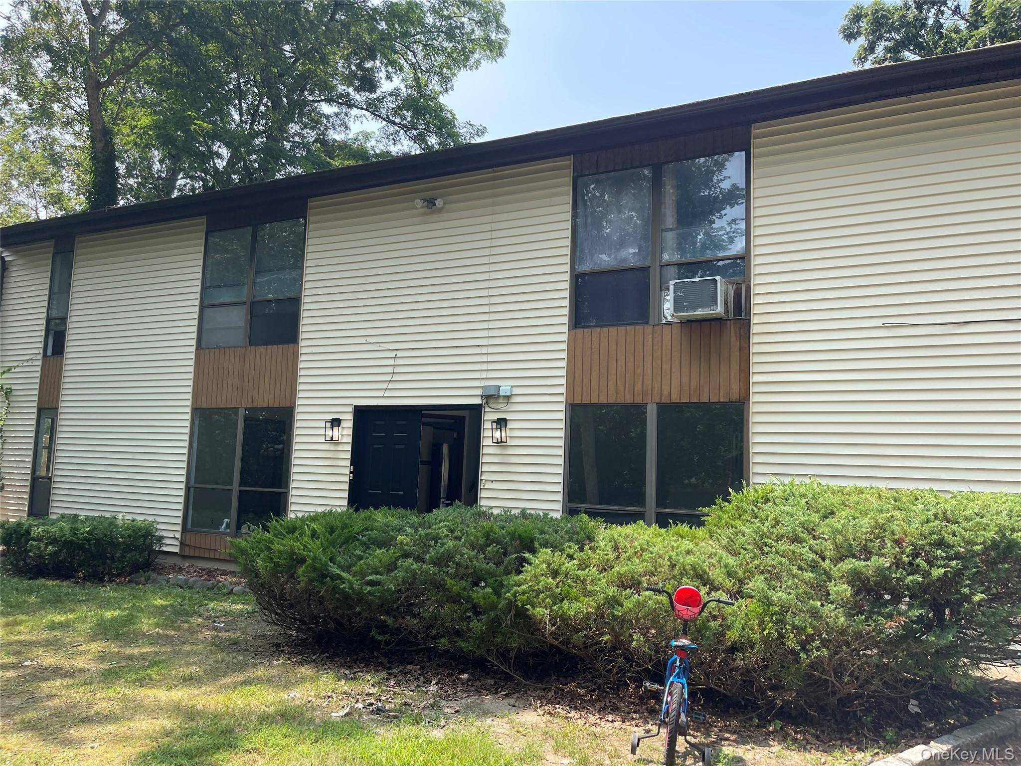 Large home suitable for an extended family, potential for a mother daughter with proper permits.