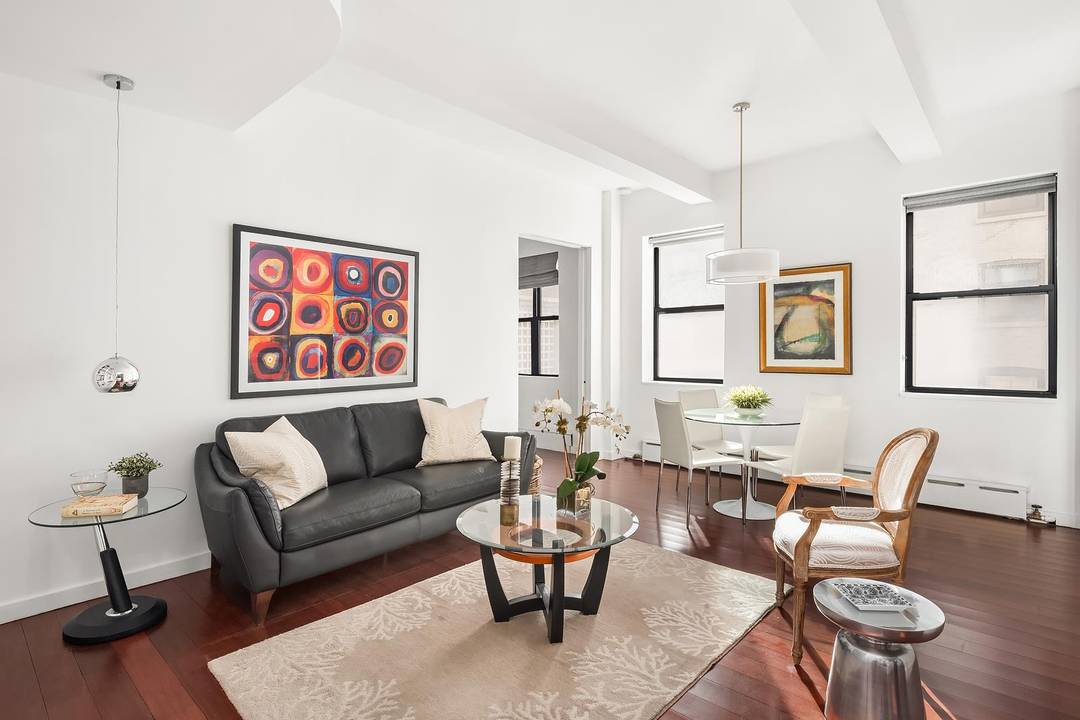 Wonderful opportunity to own this bright two bedroom two bath home at The Finch, located in one of New York's most exclusive neighborhoods, on a lovely treelined block between Madison ...