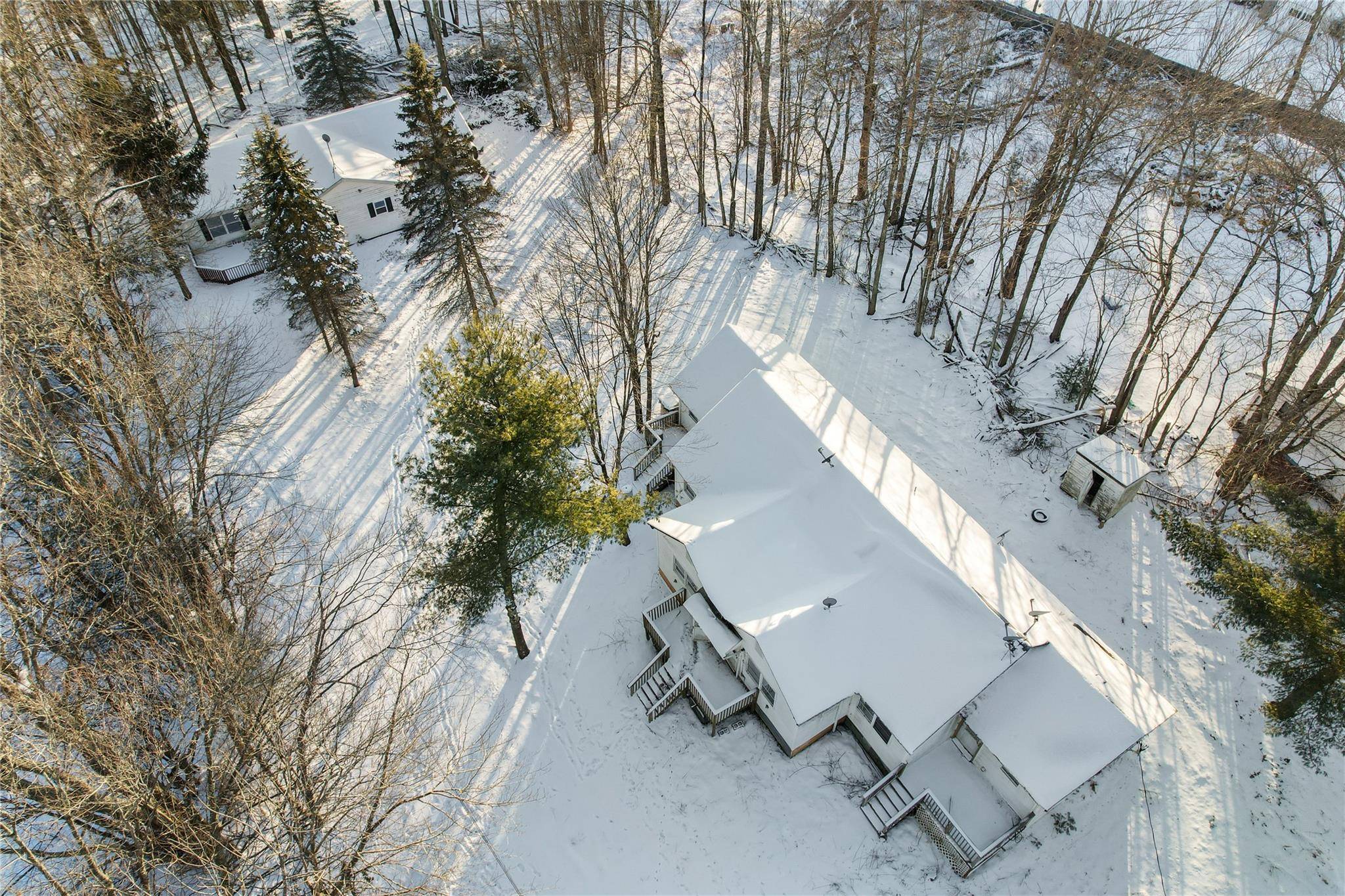 Located on Fraser Road in the heart of Kiamesha Lake, this single family home features 6 bedrooms and 8 bathrooms, offering ample space and comfort.