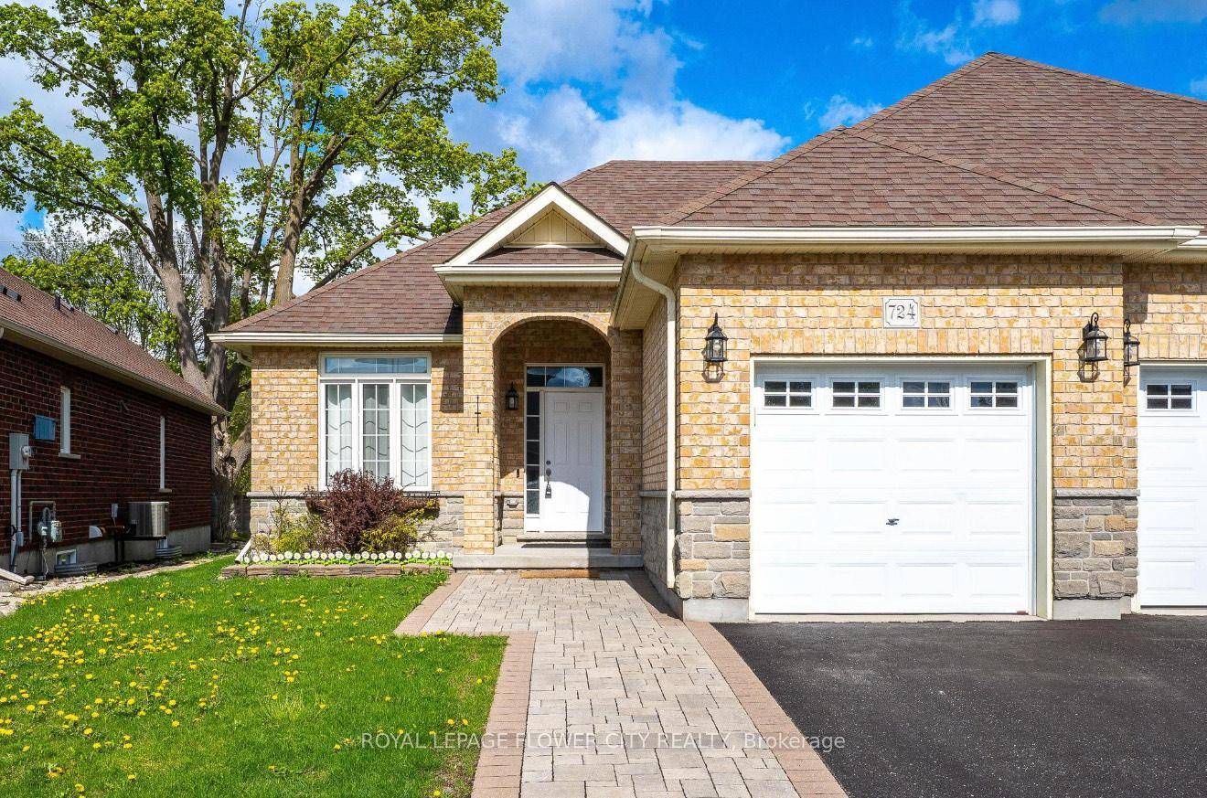 Welcome Home to 724 Garden Court Crescent !