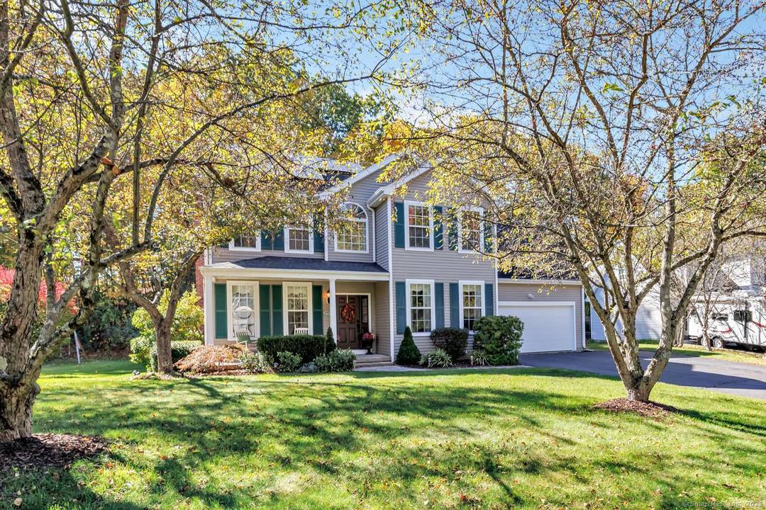 Pristine 4 bed, 2. 5 bath Colonial in sought after Moss Farms Village.