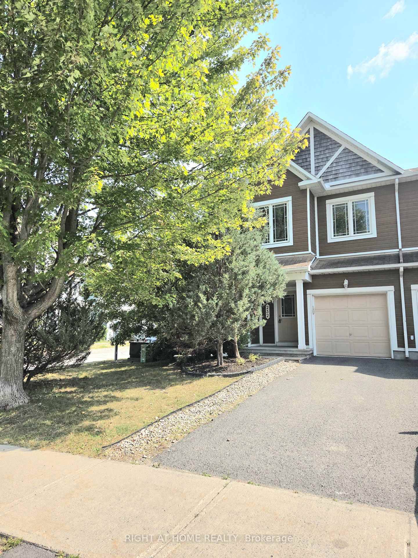 Spacious and well maintained 3 bedroom, 3 bathroom corner unit townhome in the heart of Kanatas Emerald Meadows.