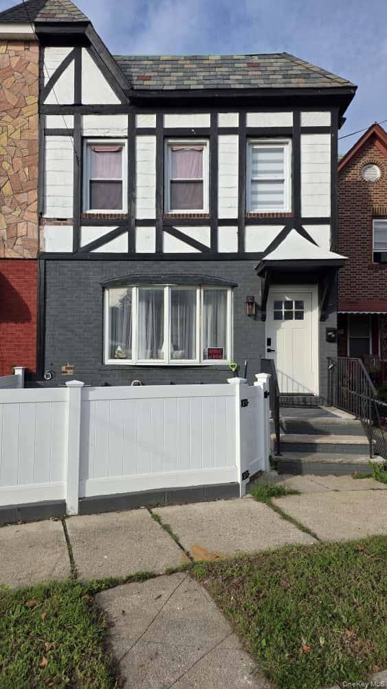 Welcome to 112 10 Colfax Street, where space, style, and modern comfort meet in the heart of Queens Village !