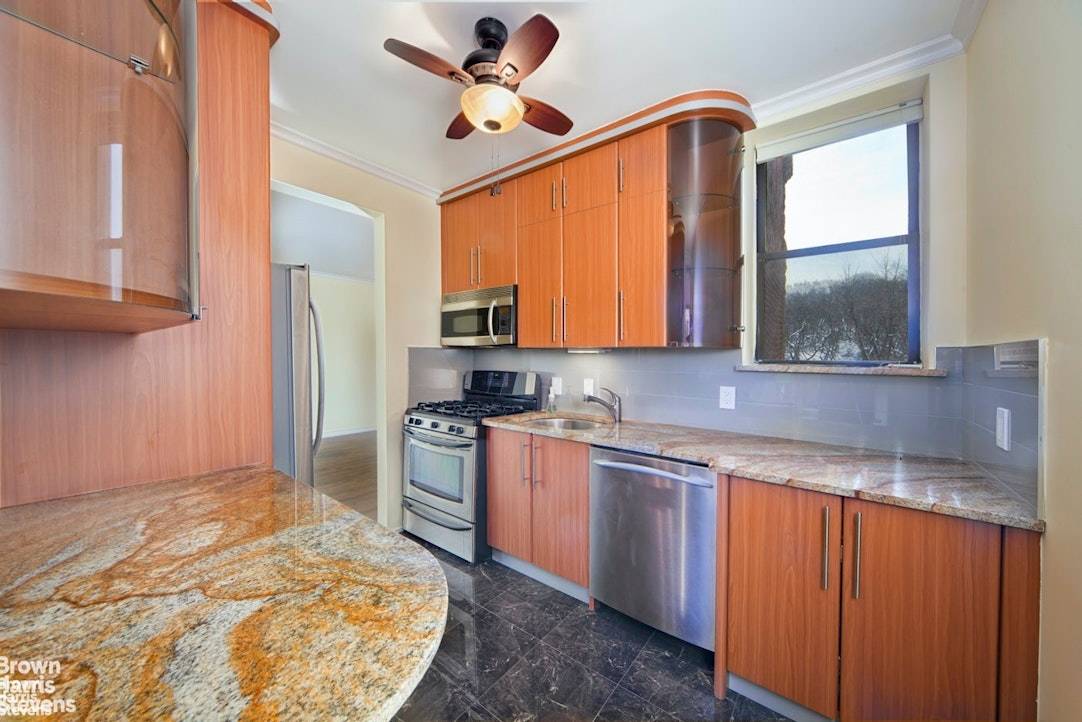 Direct Park View This prewar beauty has wonderful direct southern sunny Park views from the living room The apartment is in excellent condition the windowed kitchen has great storage and ...