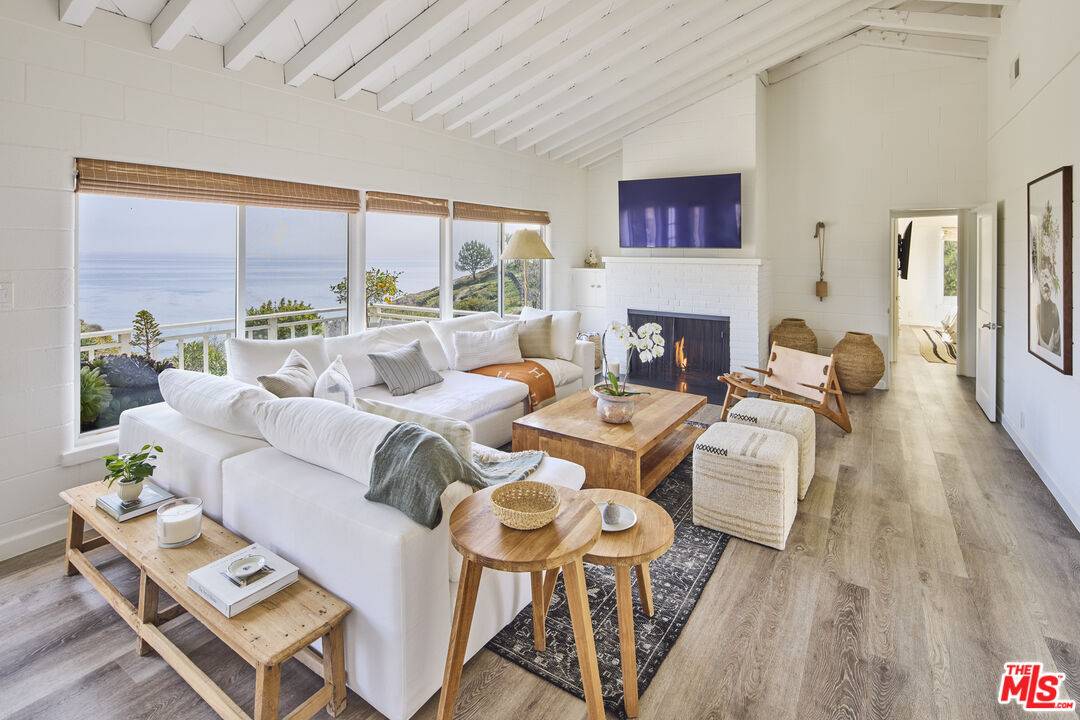 6734 Zumirez Dr 2BR Malibu La