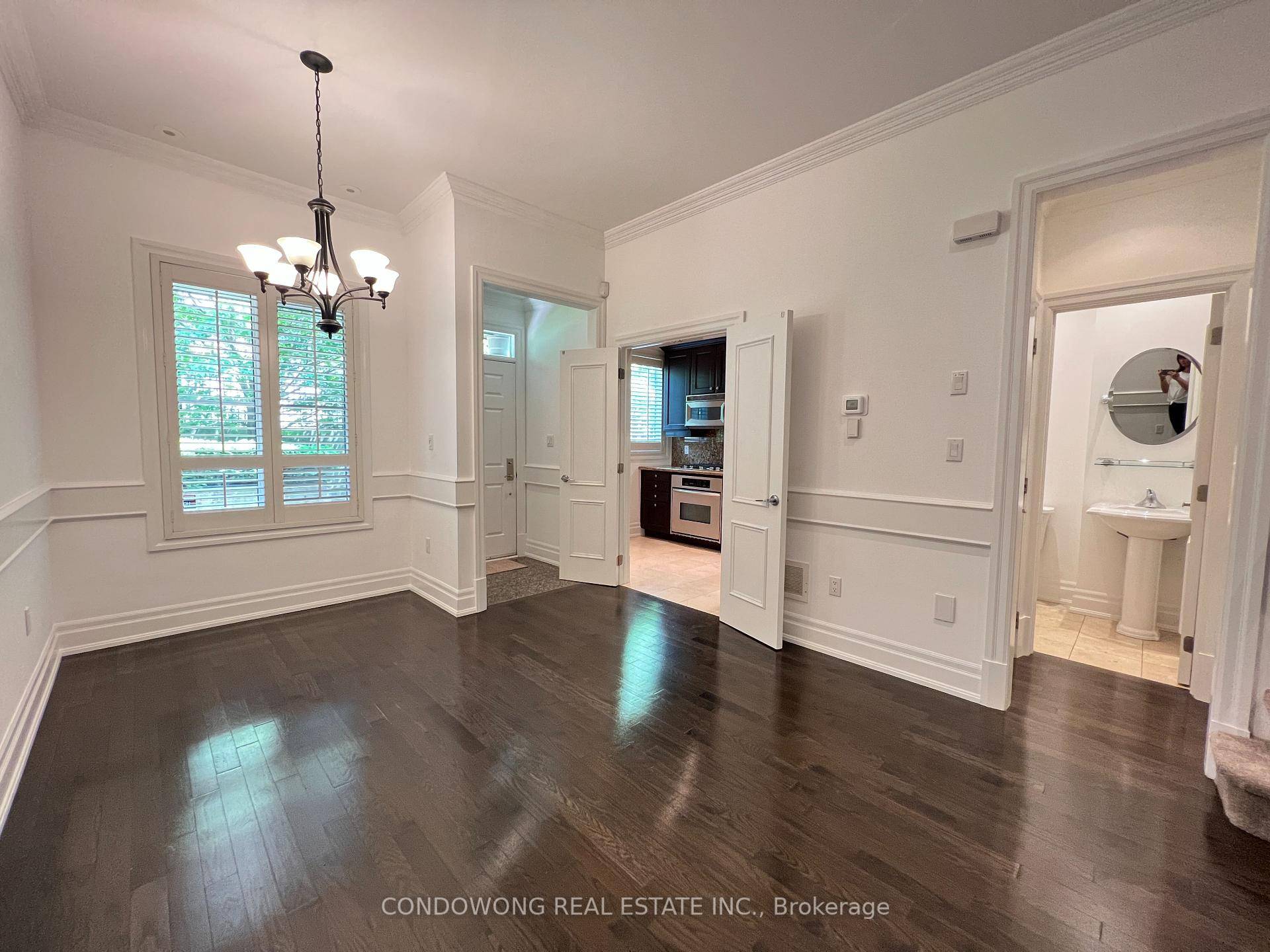 This luxury townhouse is situated in the highly sought after Hoggs Hollow neighborhood, just a short walk to the York Mills TTC subway station for easy access to transit.