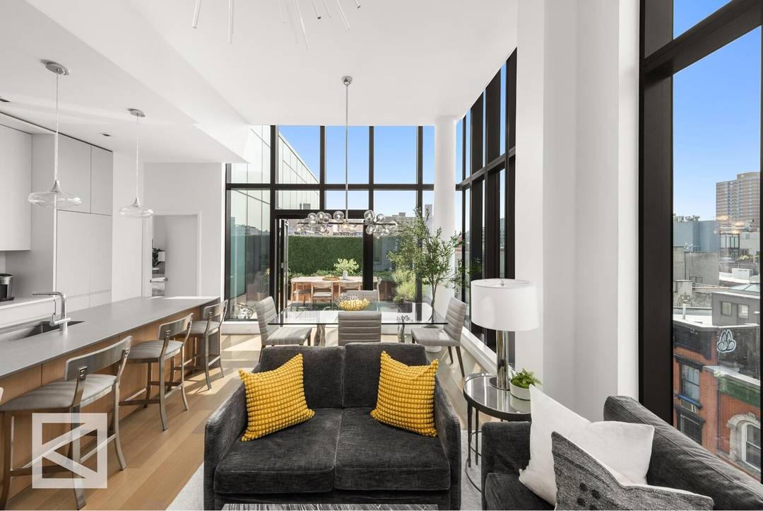 Experience Unparalleled Living at the Penthouse of 150 Rivington Perched atop the exquisite 150 Rivington condominium, this remarkable penthouse embodies the essence of luxurious urban living in one of New ...