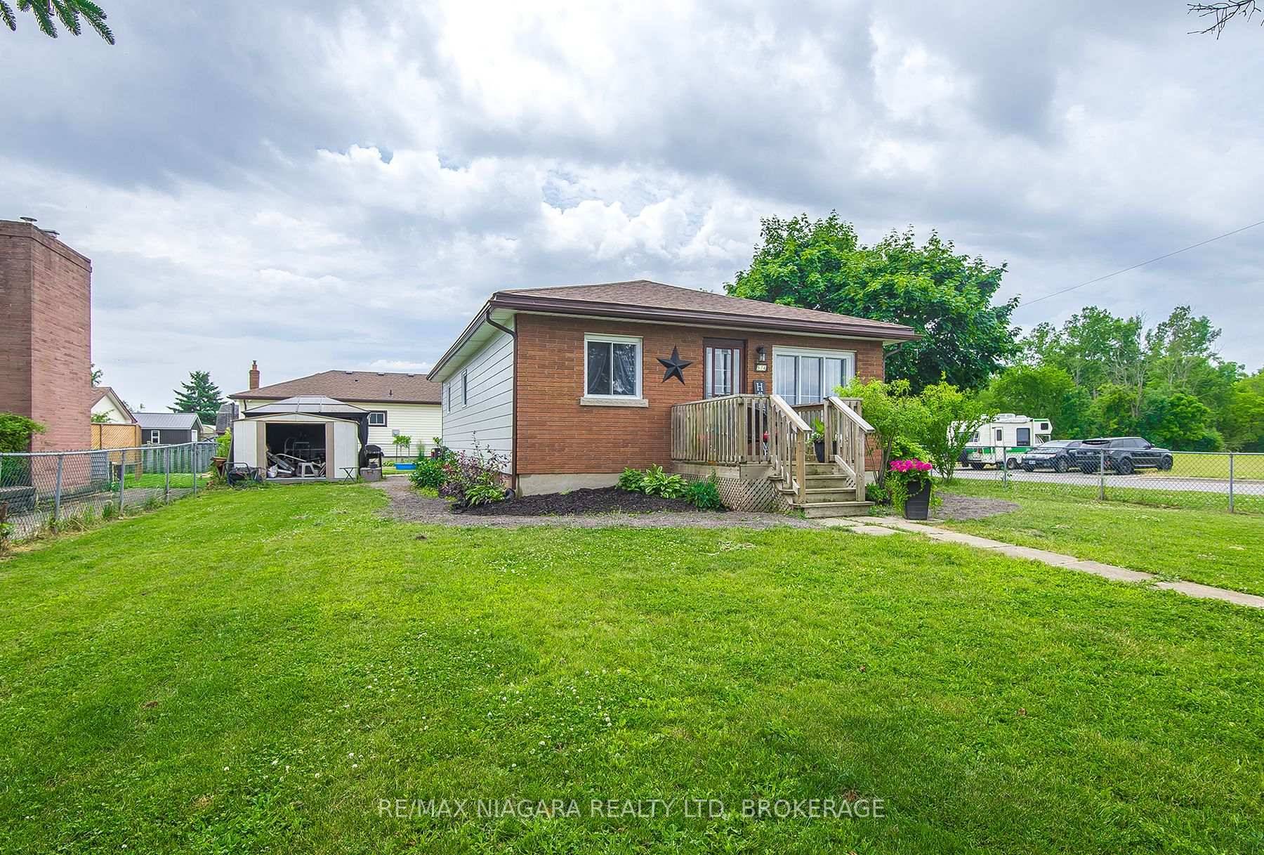 FULLY RENOVATED 3 1 BEDROOM 2 FULL BATHROOM HOME IN SOUTH WELLAND, CORNER LOT, ATTACHED GARAGE, FULLY FENCED YARD, SEPERATE ENTRANCE FOR INLAW SET UP, NEW KITCHEN WITH QUARTZ COUNTERTOPS, ...