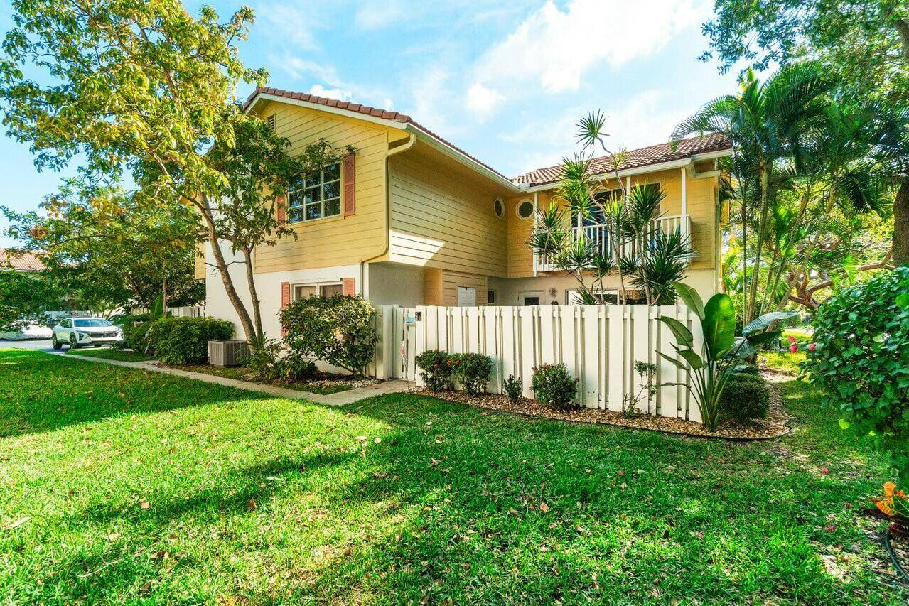BEAUTIFUL BEACH BUNGALOW STEPS TO THE OCEAN !