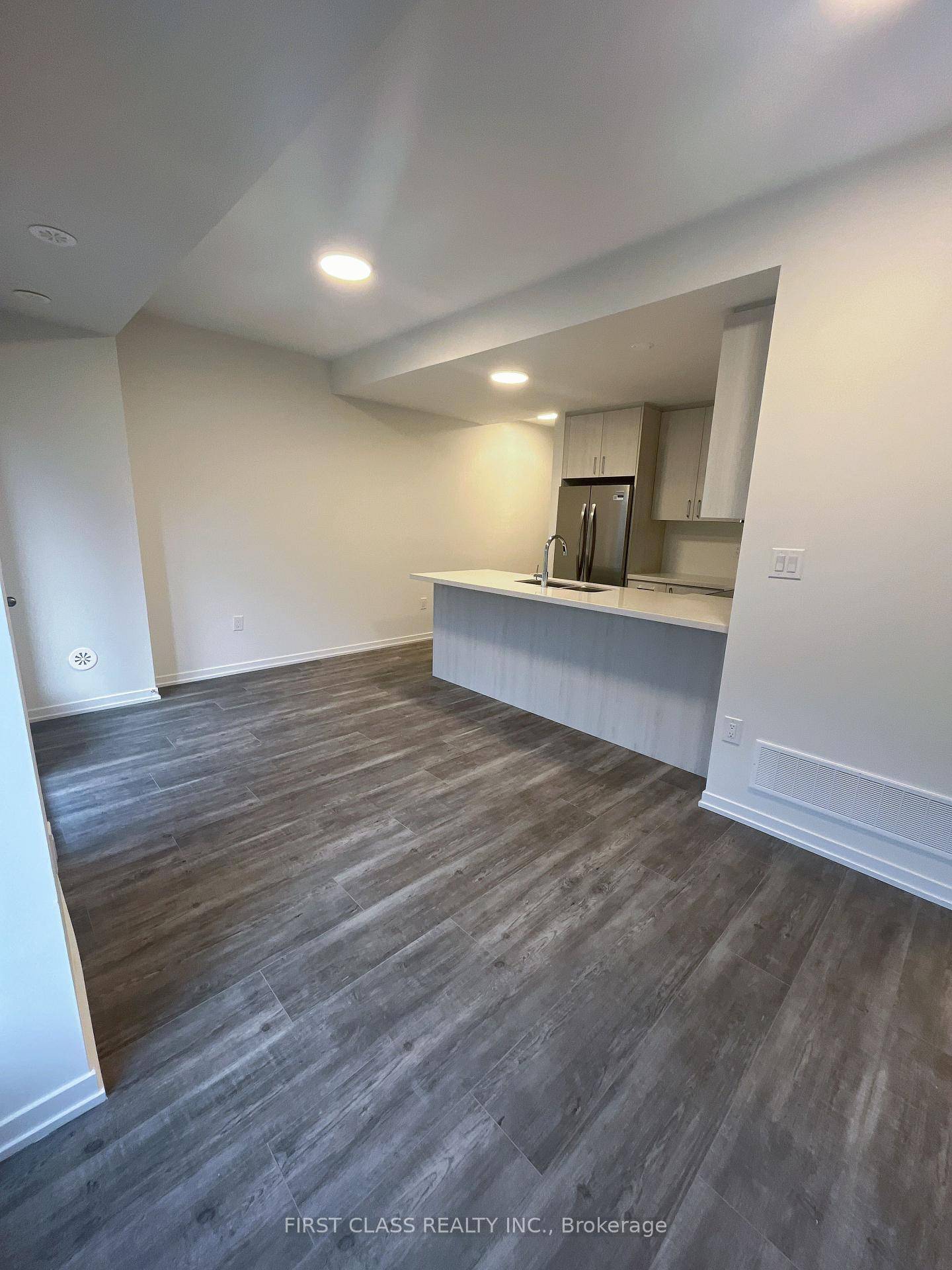 Brand New Treasure Hill Legacy Hill Luxury 1460 sq ft 2 Bedrooms Den Condo Townhome at Prime Location Major Mackenzie amp ; 404.