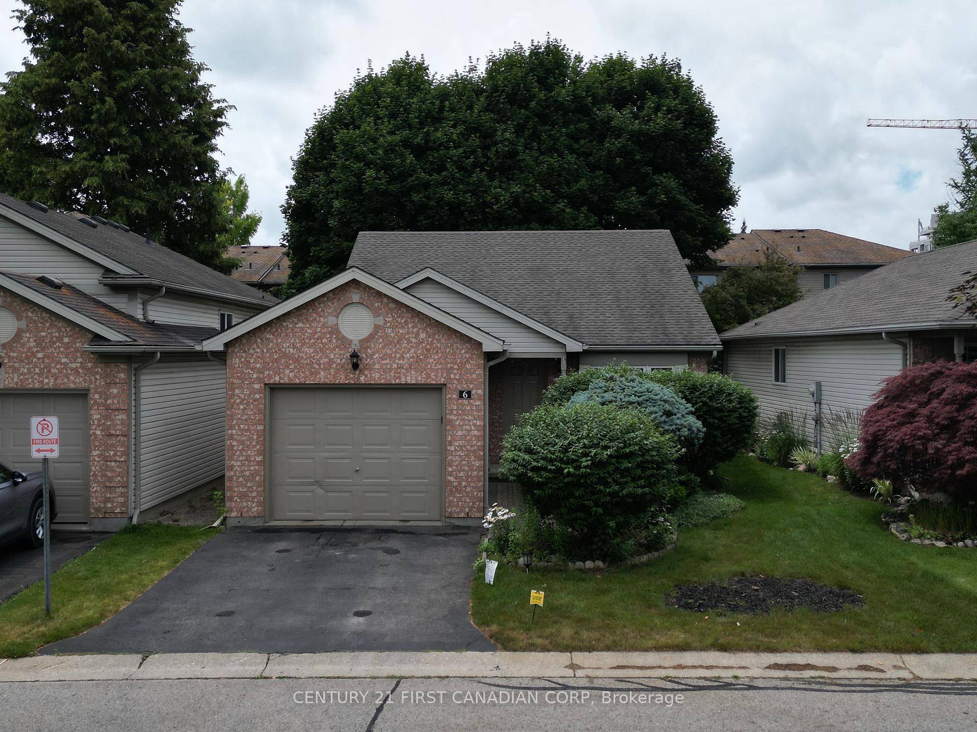 Welcome to 6 145 North Centre Road a beautifully maintained back split detached condo located in a quiet, well managed complex in Masonville.