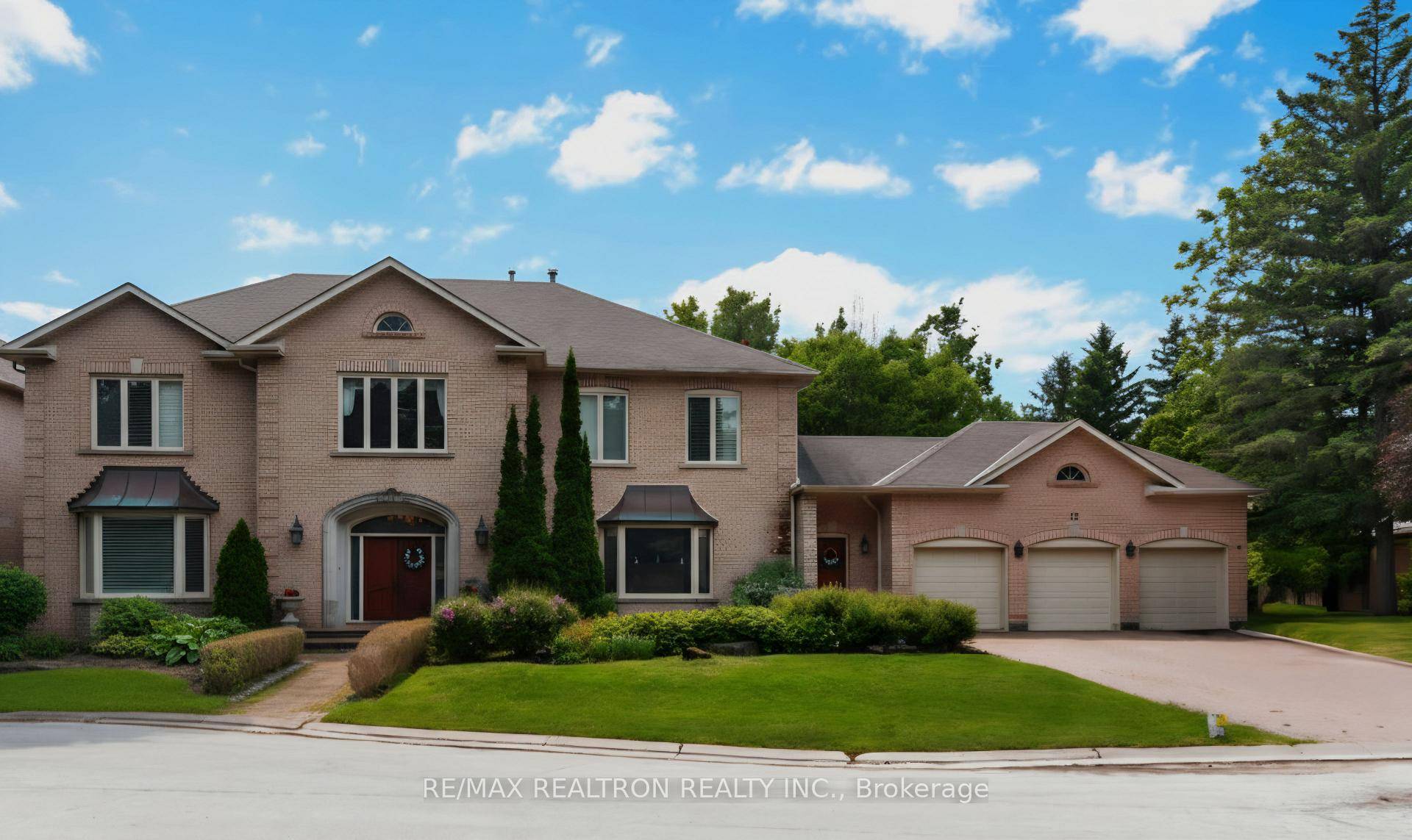 Welcome to this spectacular custom built home, nestled on a quiet cul de sac in PRESTIGIOUS SOUTH RICHVALE BACKING SOUTH TORAVINE LANDS amp ; SIDING ON TO THE RAVINE Set ...