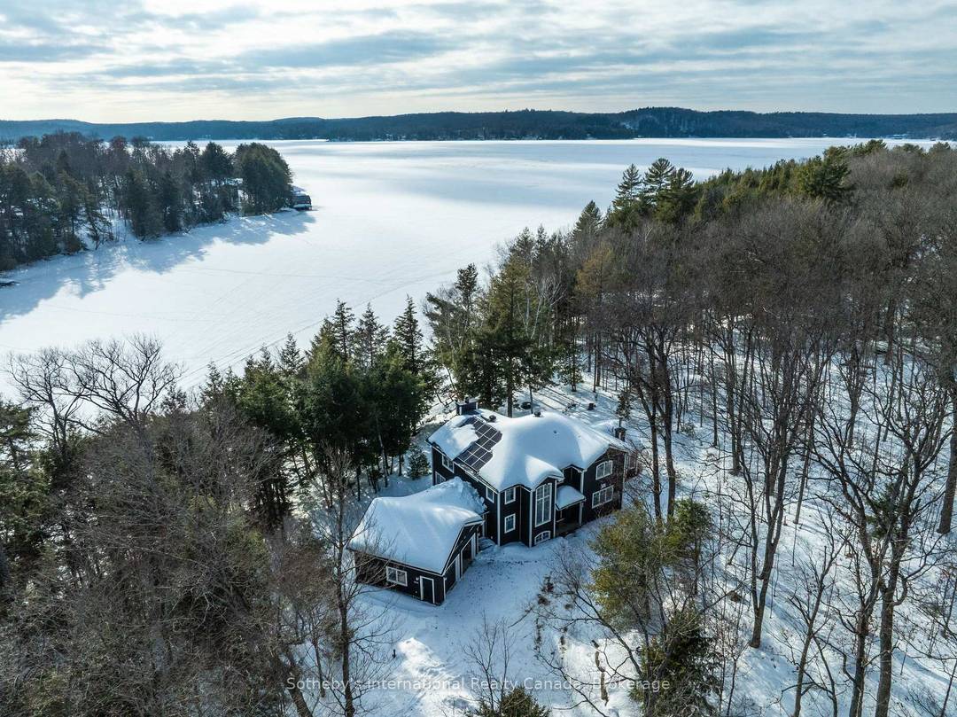 Nestled on the serene shores of Lake of Bays, one of Ontario's top 10 cleanest lakes, this beautifully built cottage is a true hidden gem.