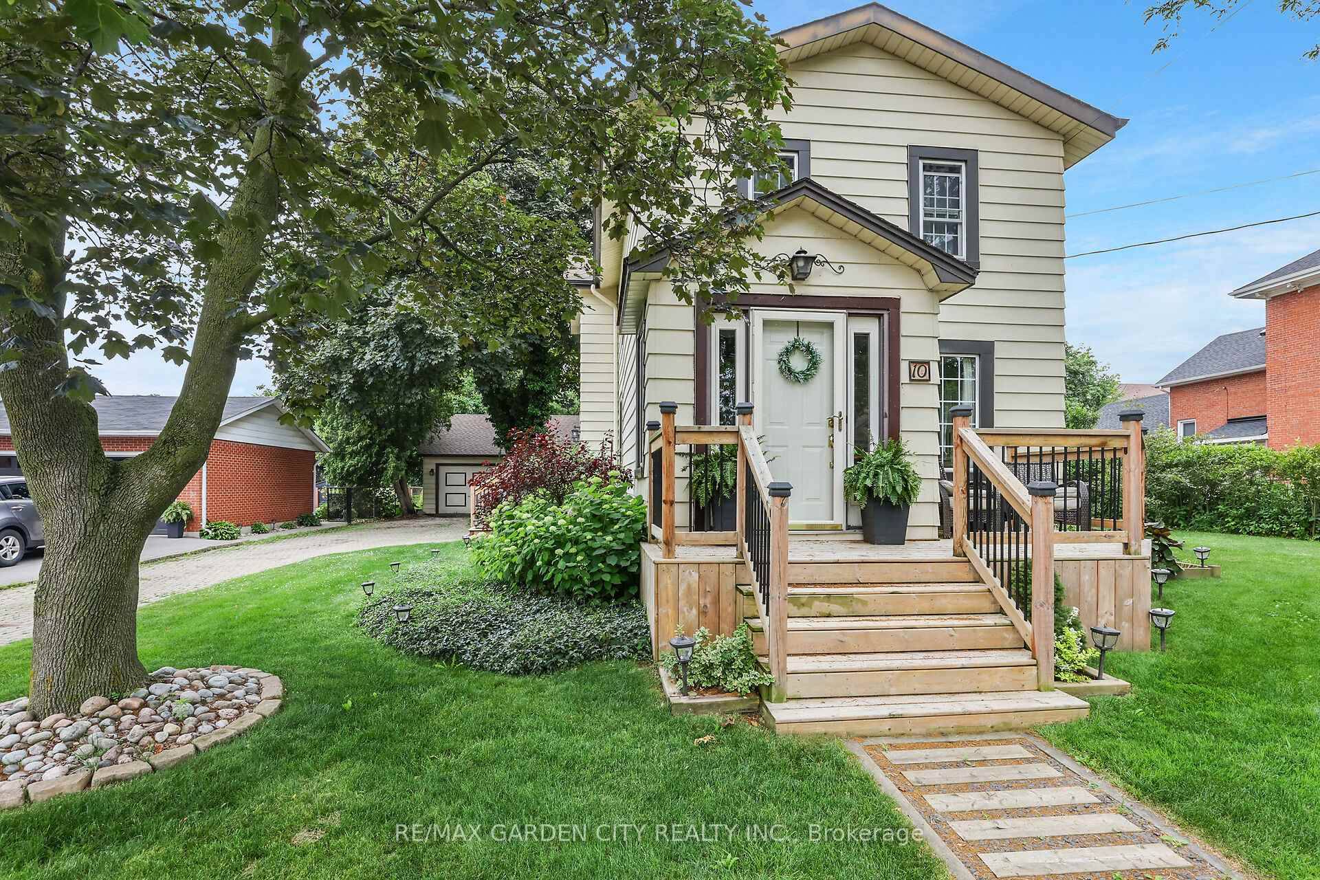 Charming Century Home Steps from Downtown Grimsby !