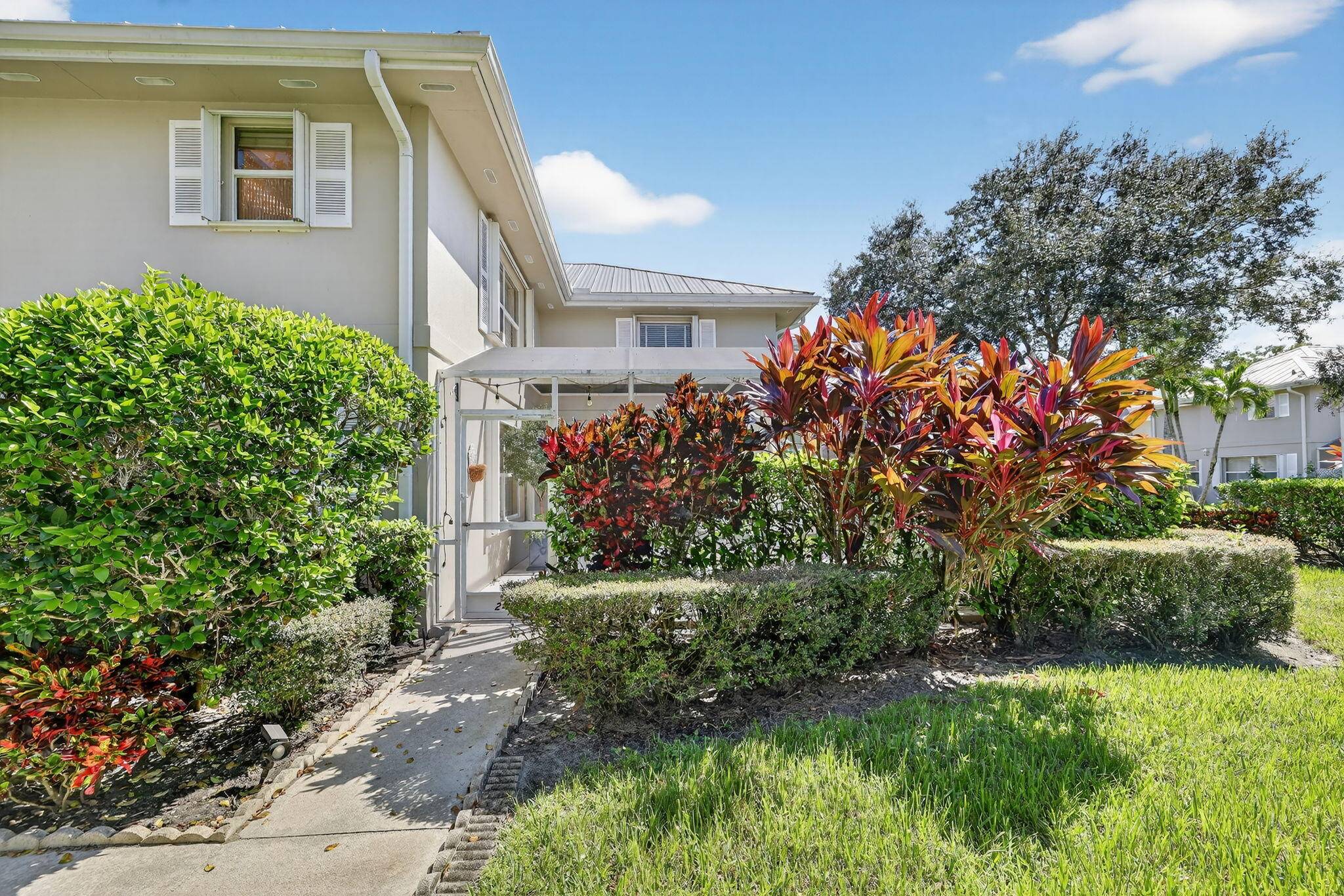 Discover this charming 2 bedroom townhouse in a beautifully landscaped, manned gated community in a great location.