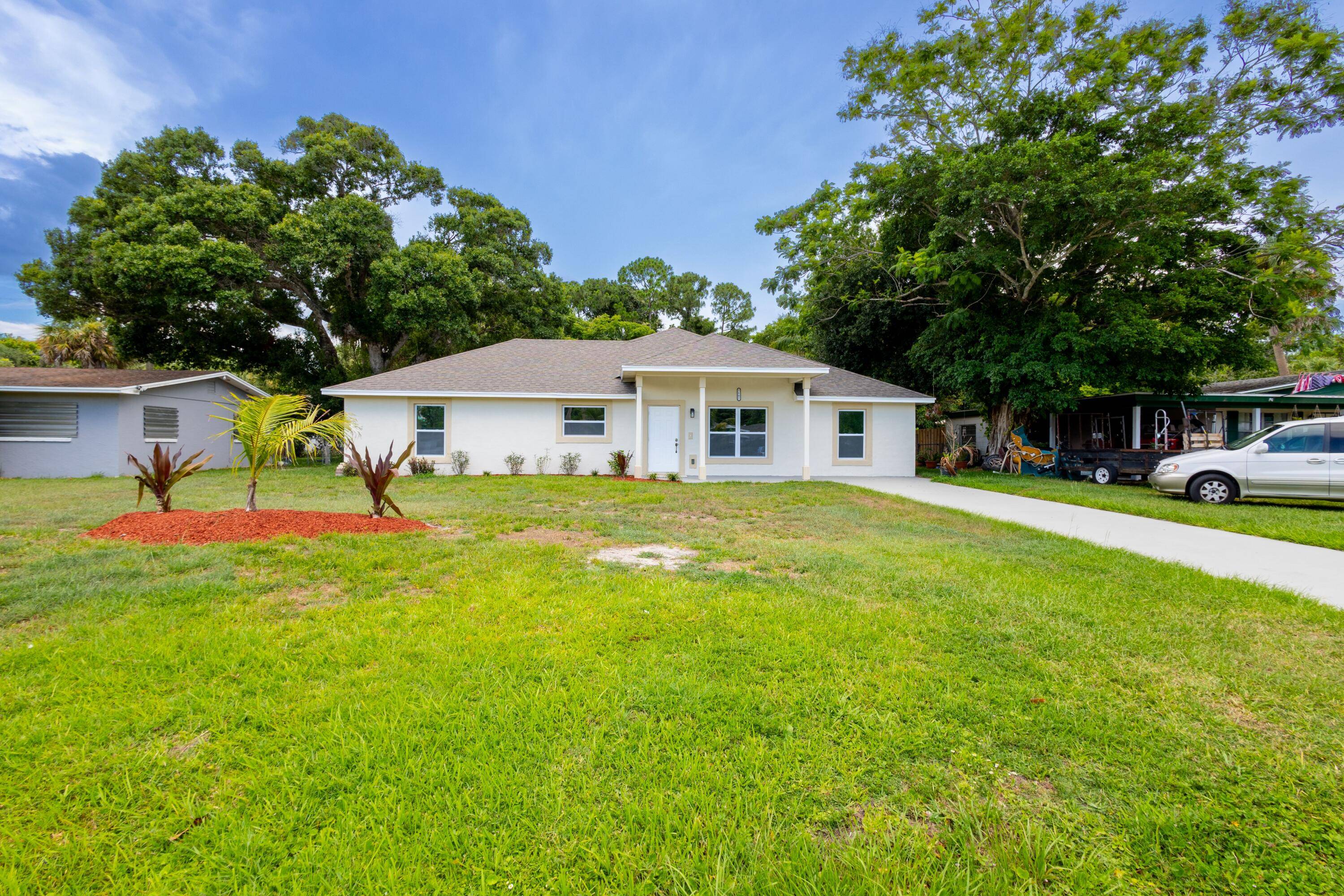The Beauty of this house is 4 4 Plus Den Office3 Complete MASTERS Guest Room W Bad Centrally Located Just a few minutes from 95 and Turnpike Beaches Hospital Schools ...