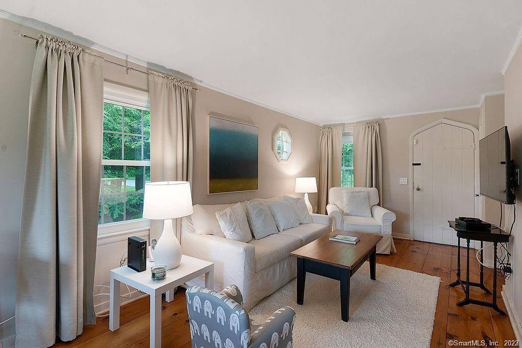 Comfortable One Bedroom Cottage on Warren's best farm walking, running, bike riding road near Warren Town Center.