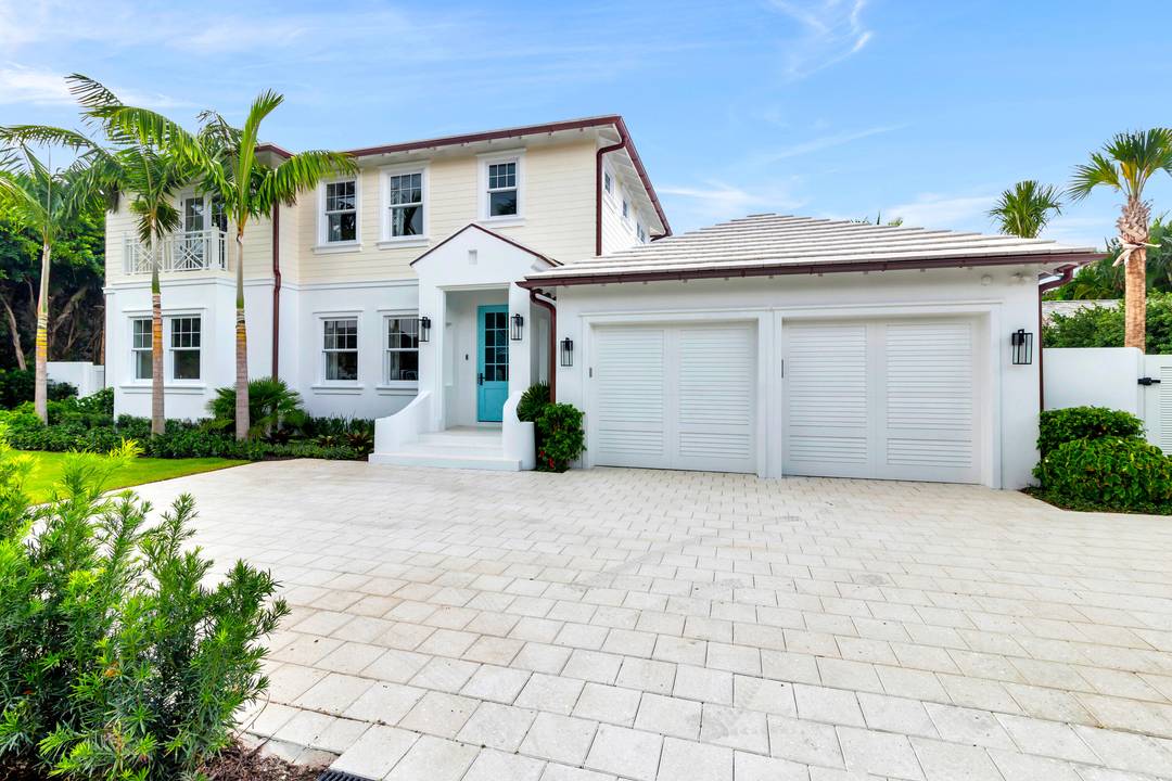 Welcome to casual elegance at its finest on the North End of Palm Beach !